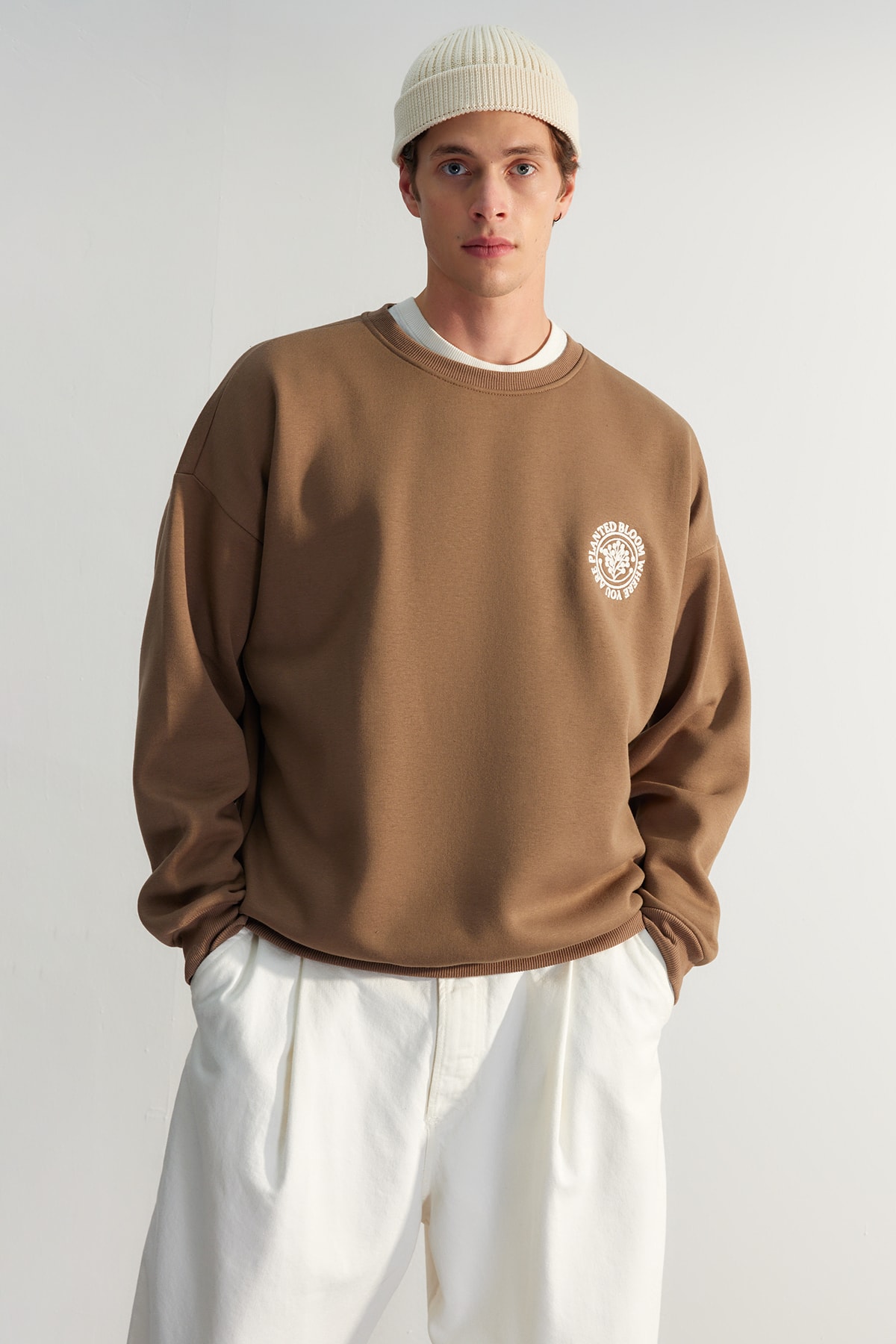 Levně Trendyol Dark Brown Oversize/Wide Cut Floral Embroidered Fleece Inside Cotton Sweatshirt