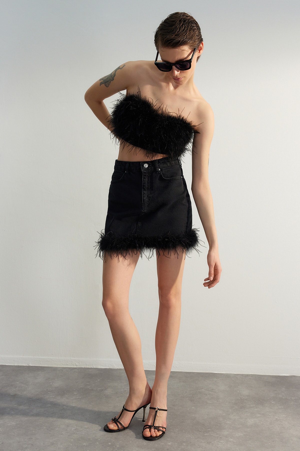Levně Trendyol Limited Edition Black Feather Detailed Mini Denim Skirt