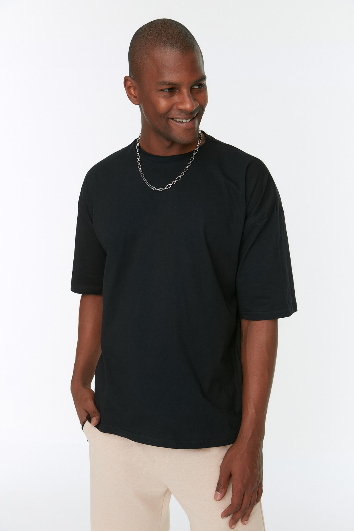 Levně Pánské černé oversize/široké tričko Basic ze 100% bavlny Trendyol