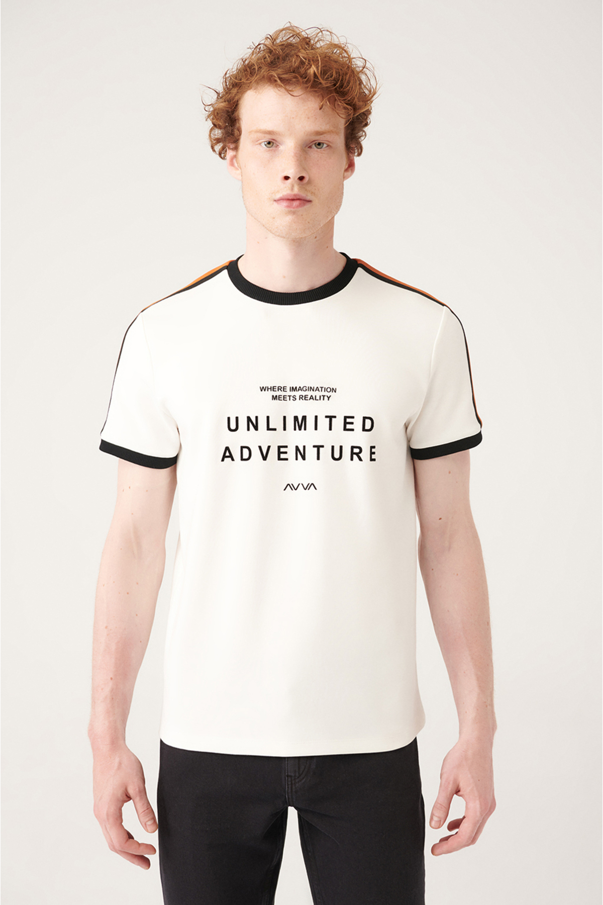 Levně Avva Men's White Crew Neck Printed Shoulder Striped Regular Fit T-shirt