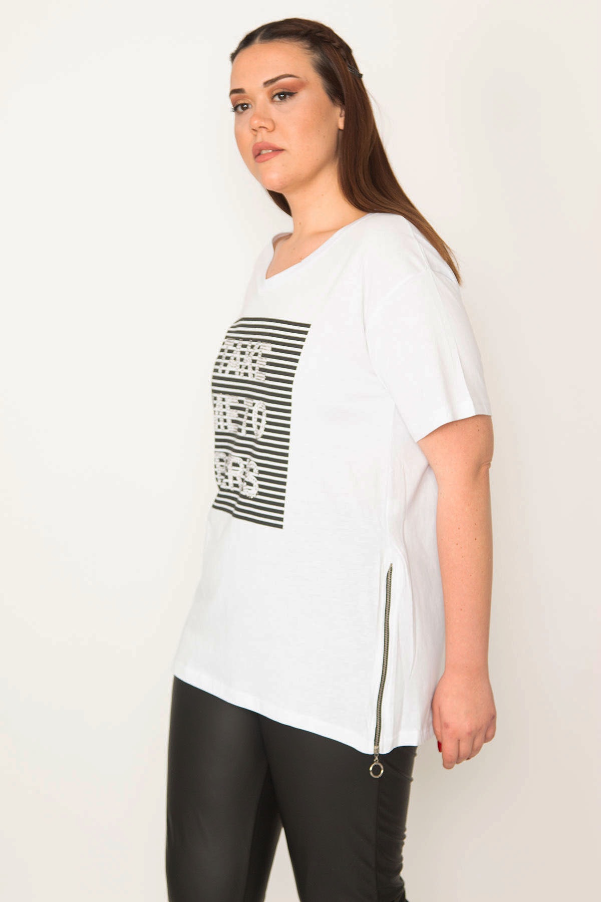 Levně Şans Women's Plus Size White Front Stone And Line Print Detailed Side Zipper Slit Blouse
