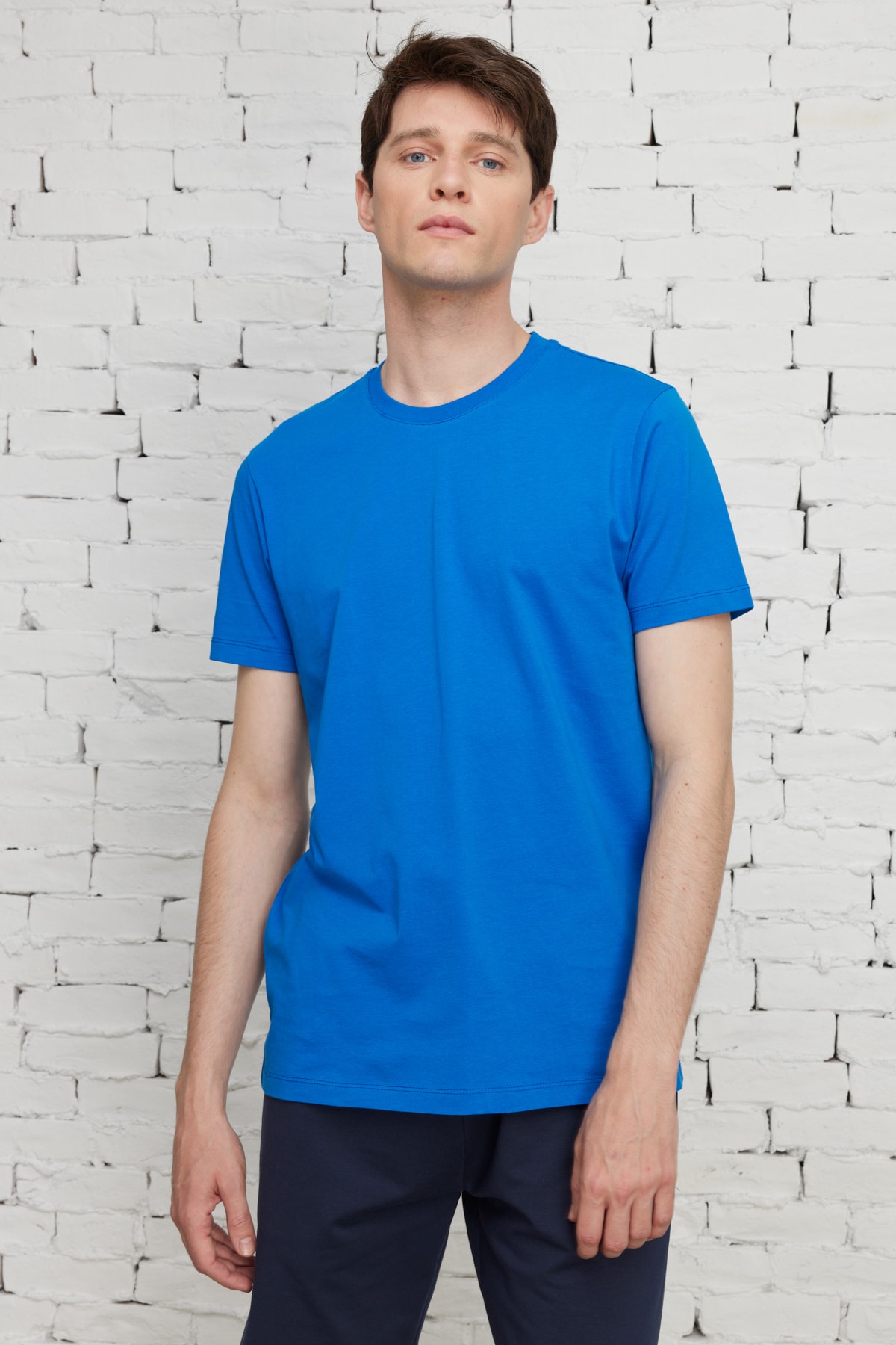 Levně AC&Co / Altınyıldız Classics Pánské tričko s krátkým rukávem ze 100% bavlny Slim Fit Slim Fit s klasickým výstřihem.