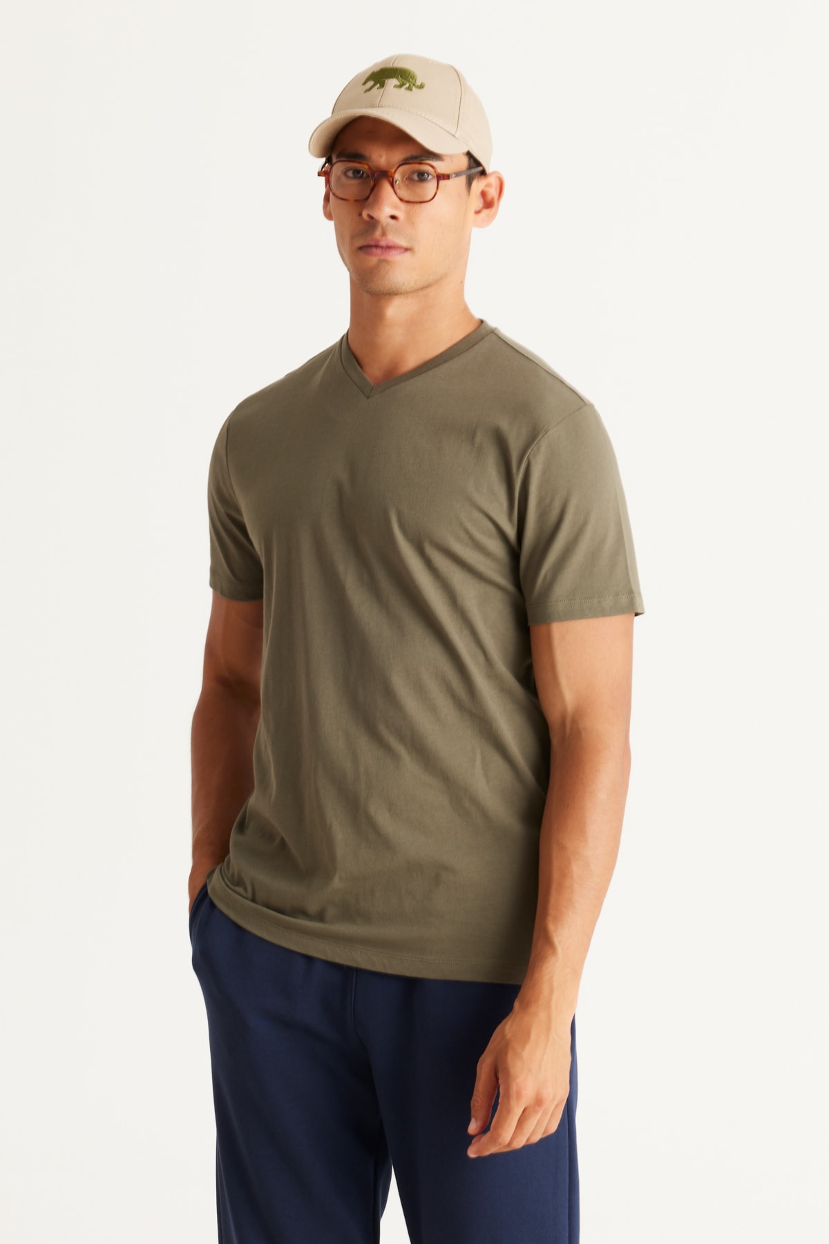 Levně AC&Co / Altınyıldız Classics Men's Khaki Slim Fit Slim Fit 100% Cotton V-Neck T-Shirt