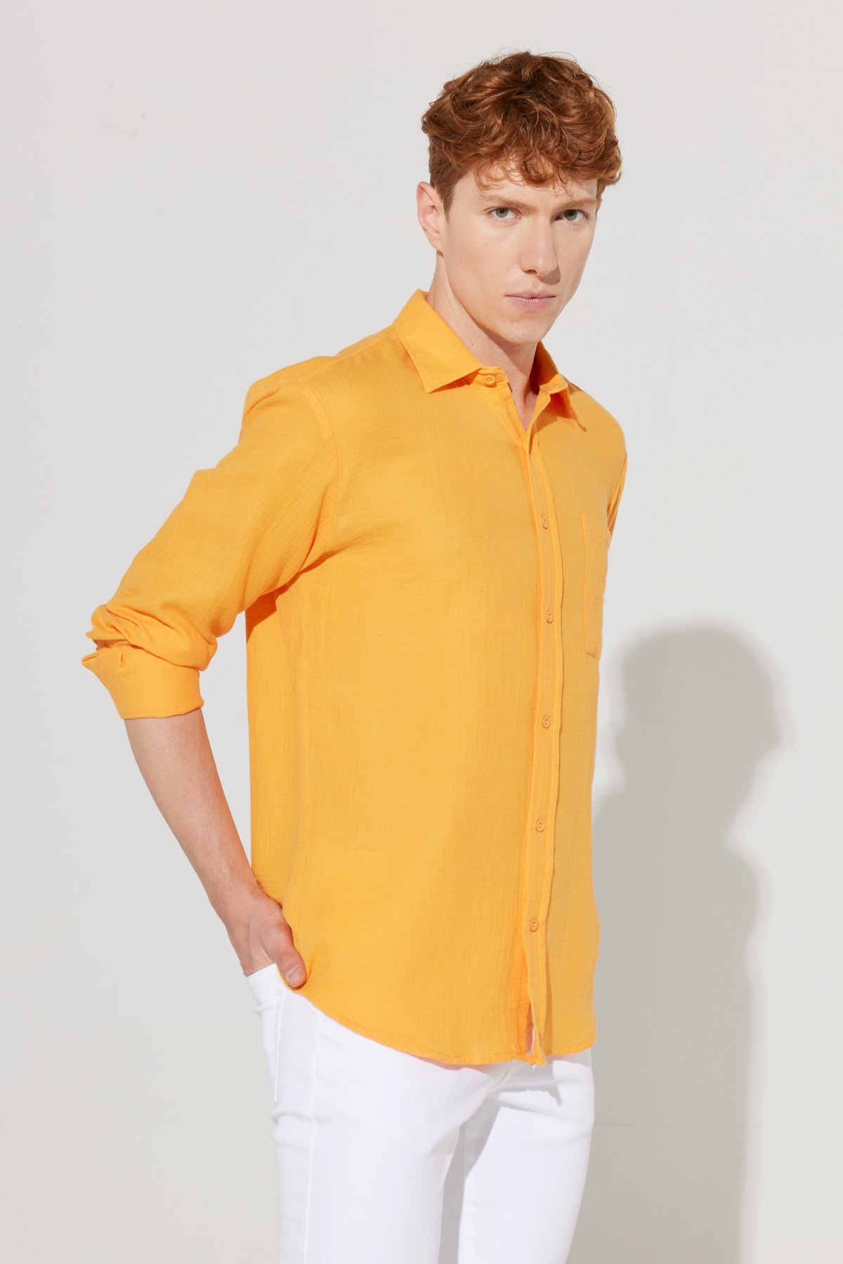 Levně AC&Co / Altınyıldız Classics Men's Orange Comfort Fit Wide Cut, Classic Collar 100% Cotton Muslin Shirt.