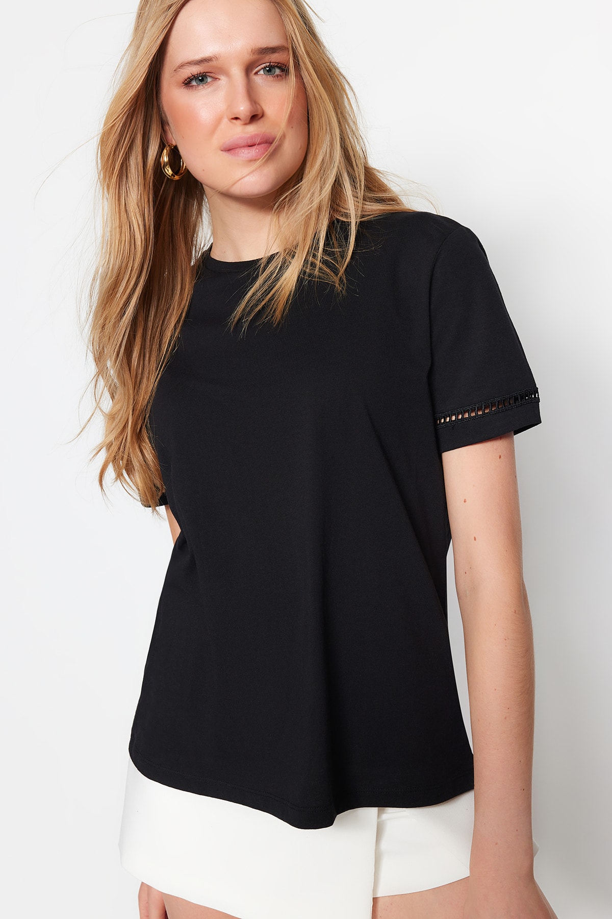 Levně Trendyol Black 100% Cotton Basic Crew Neck Knitted T-Shirt with Embroidery Detail