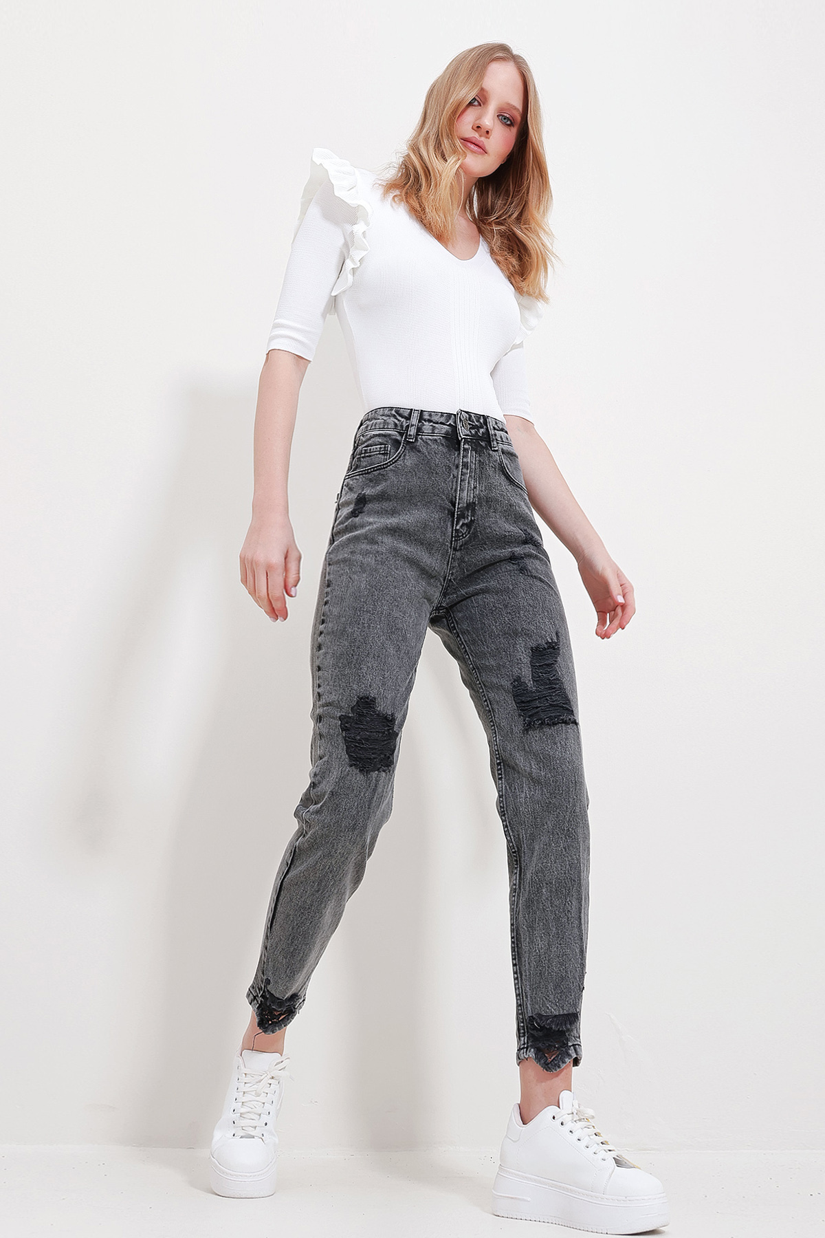 Trend Alaçatı Stili Women's Anthracite Snow Washed Mom Jeans