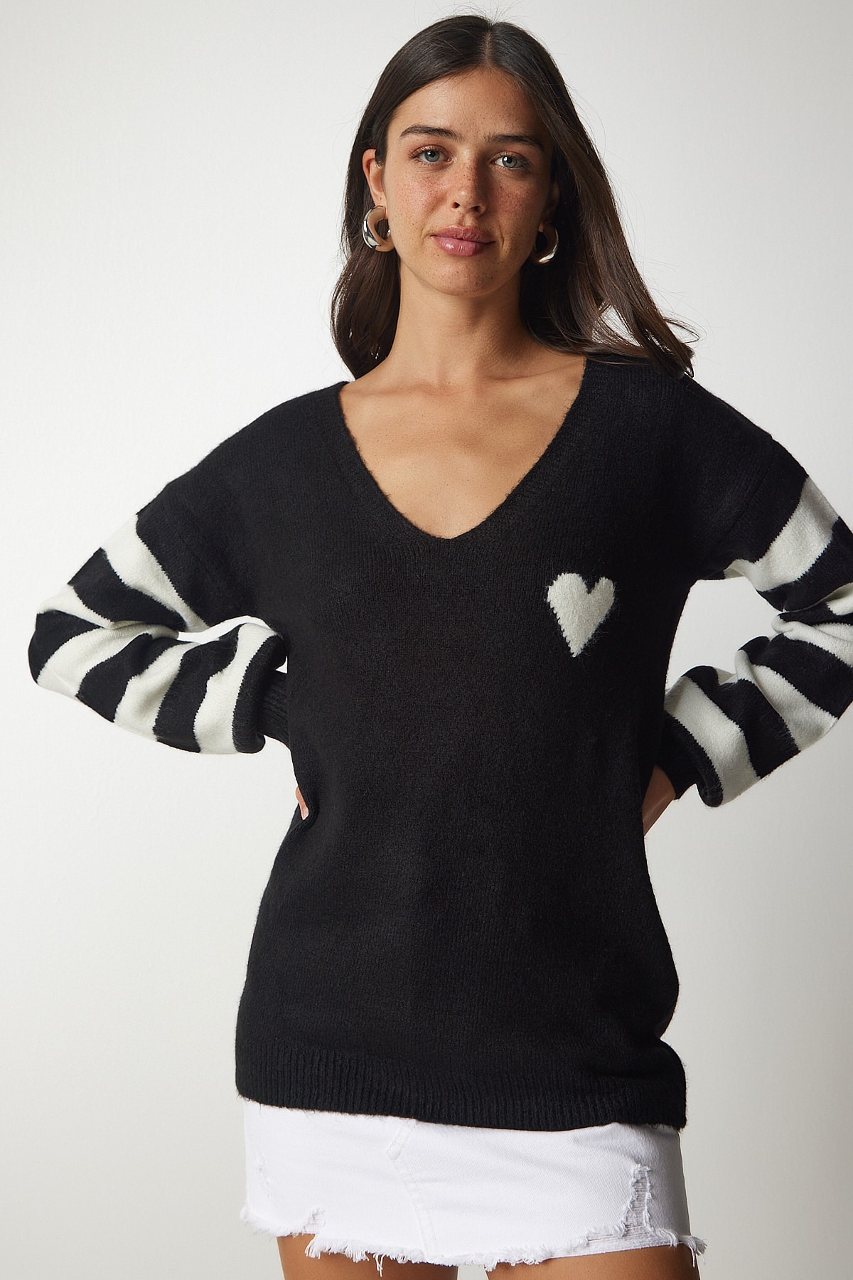 Happiness İstanbul Women's Black And White Color Block V-Neck Knitwear Sweater
