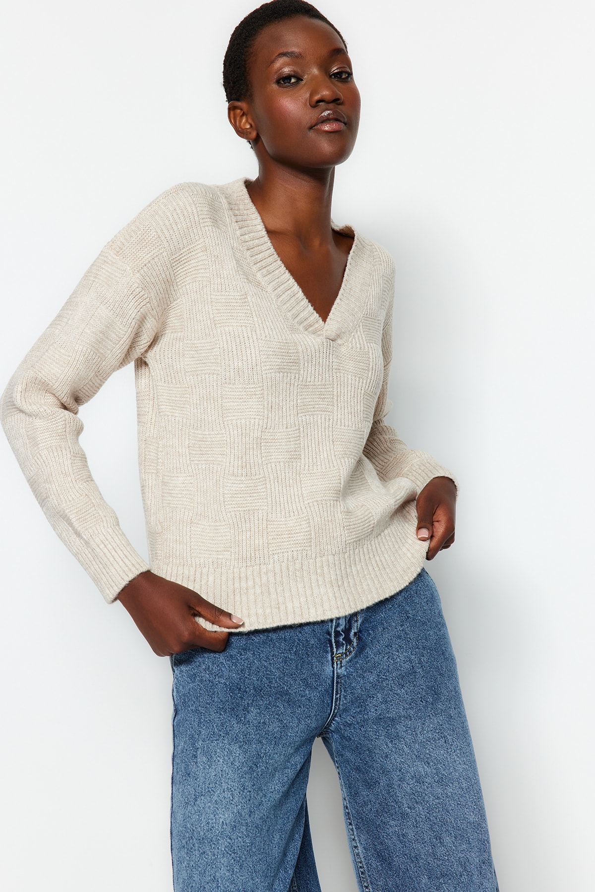 Levně Trendyol béžový měkký texturovaný pletený svetr s výstřihem do V