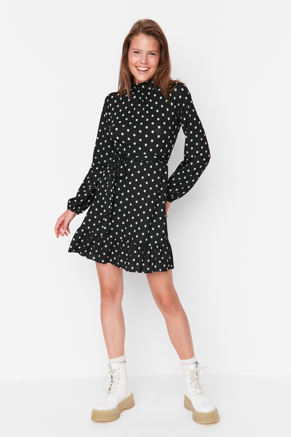 Rochie mini tricotată Trendyol Black Ribbed Rim cu volane și deschidere patinatoare / talie joasă