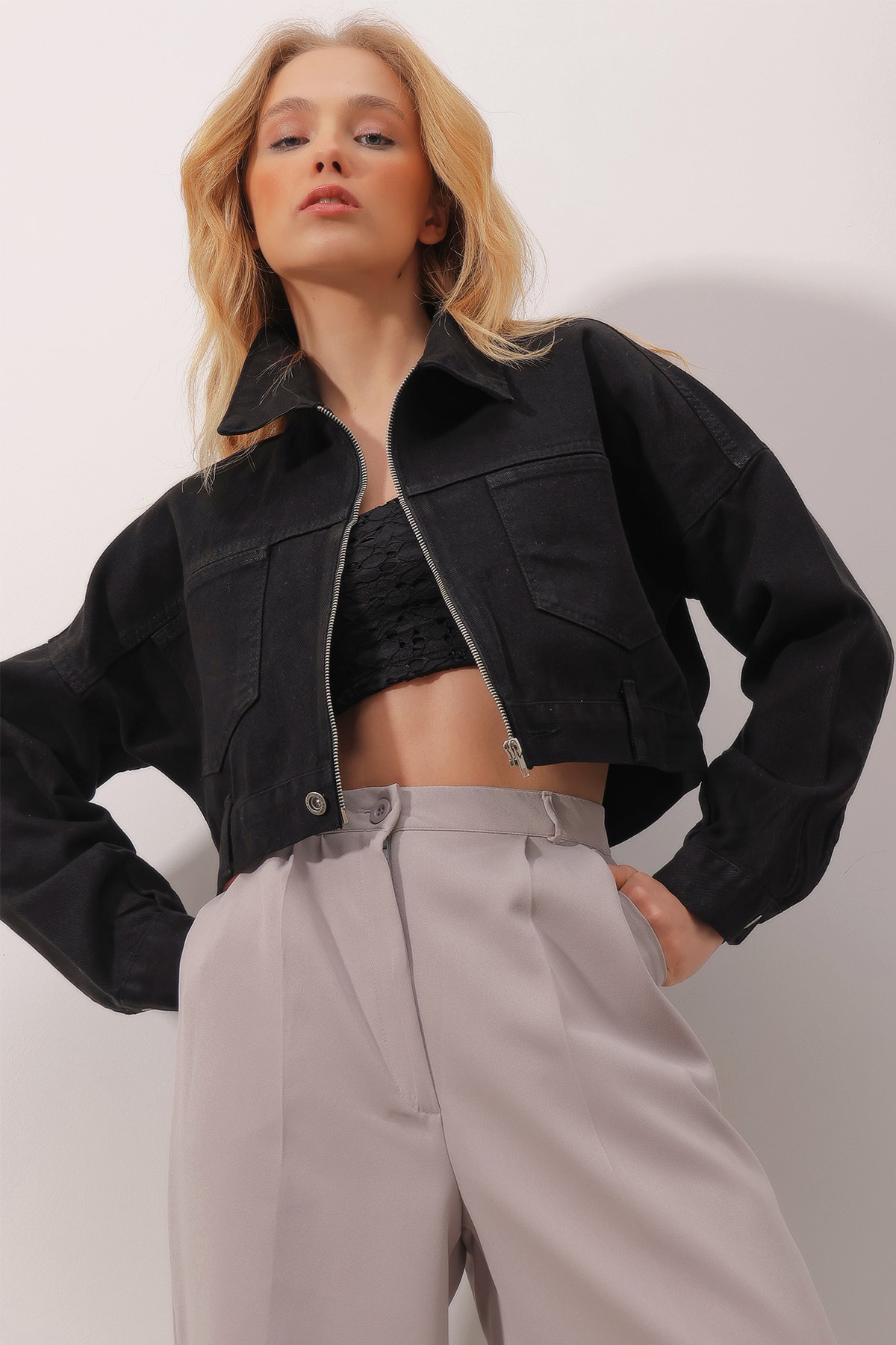 Trend Alaçatı Stili Women's Black Double Pocket Zippered Crop Denim Jacket