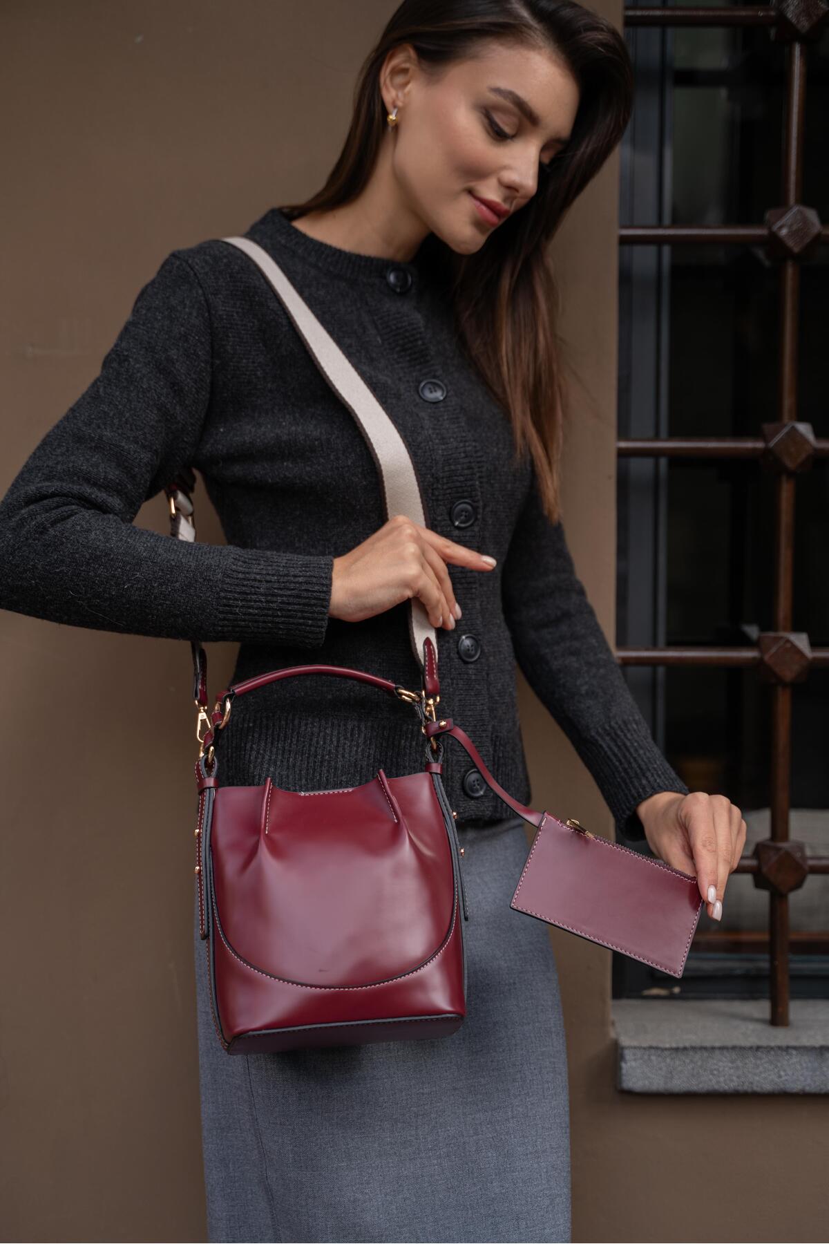 Levně Madamra Burgundy Women's Top-Stitched Wallet Bucket Bag