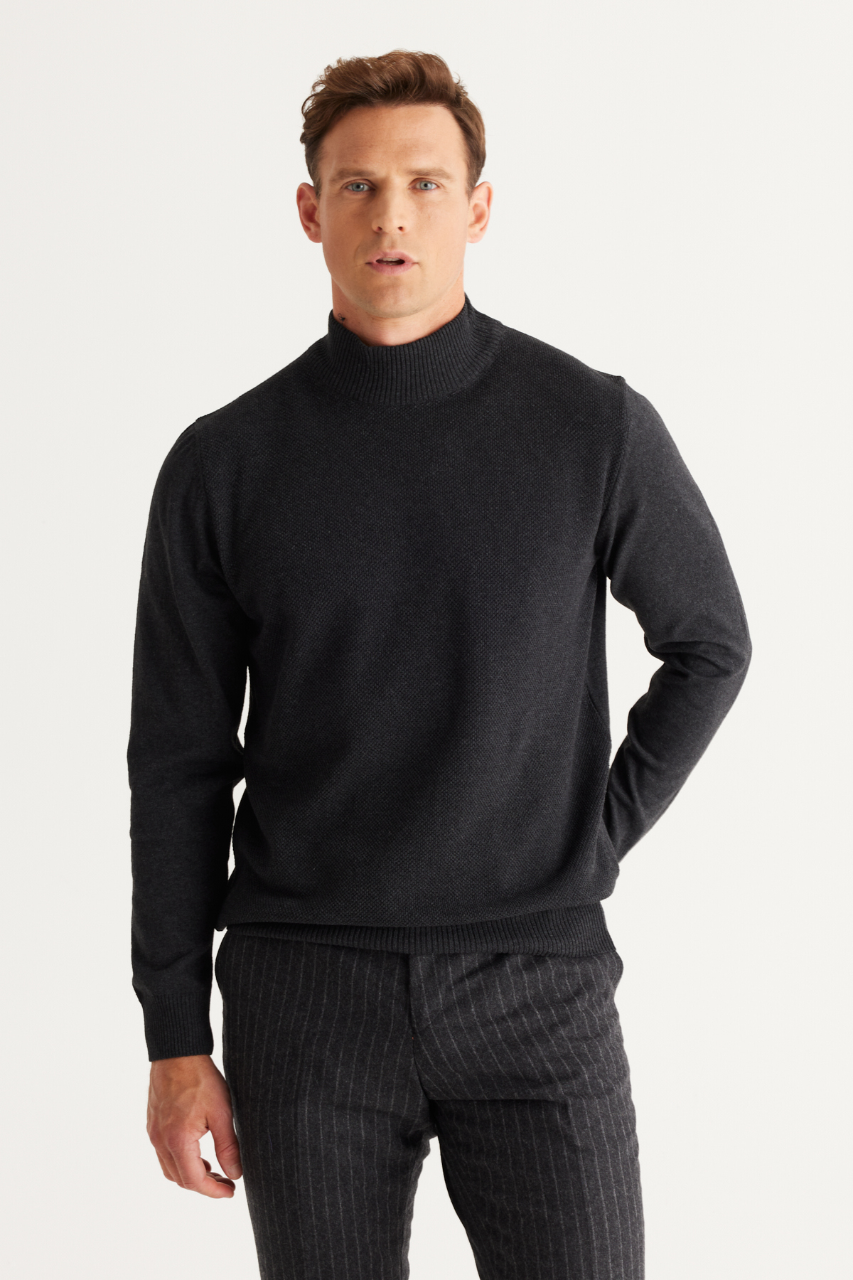 Levně ALTINYILDIZ CLASSICS Men's Anthracite Standard Fit Normal Cut Half Turtleneck Cotton Knitwear Sweater.