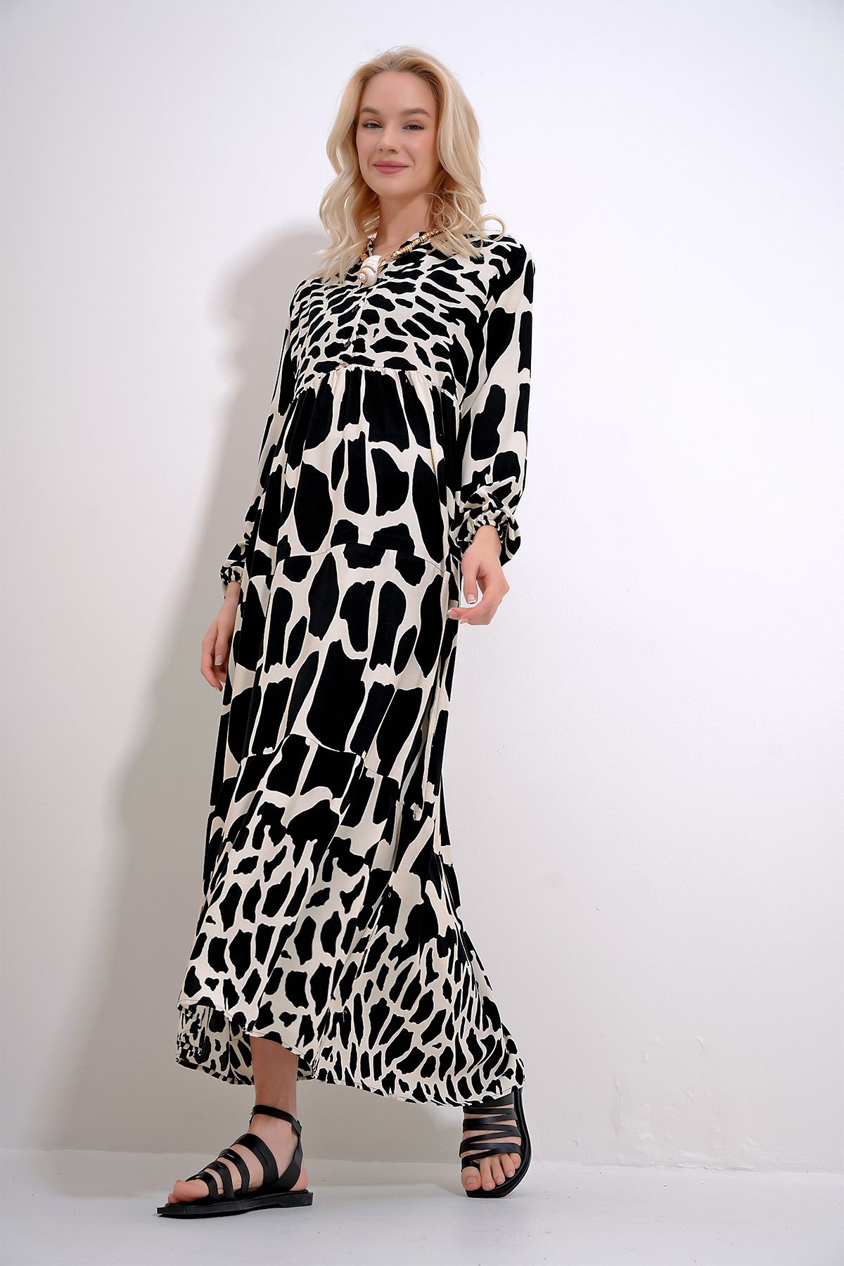 Trend Alaçatı Stili Women's Black Robe Buttoned Patterned Tiered Flounce Woven Viscose Dress