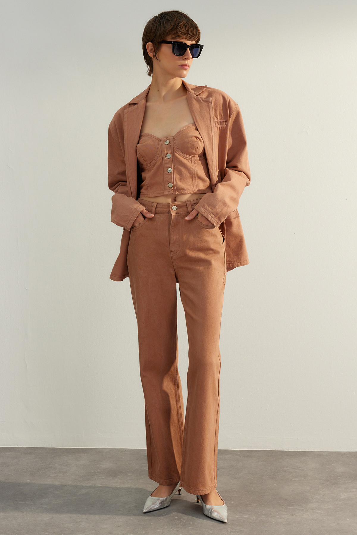 Levně Trendyol Limitovaná edice hnědé praní Detailní džíny s vysokým pasem a širokými nohavicemi