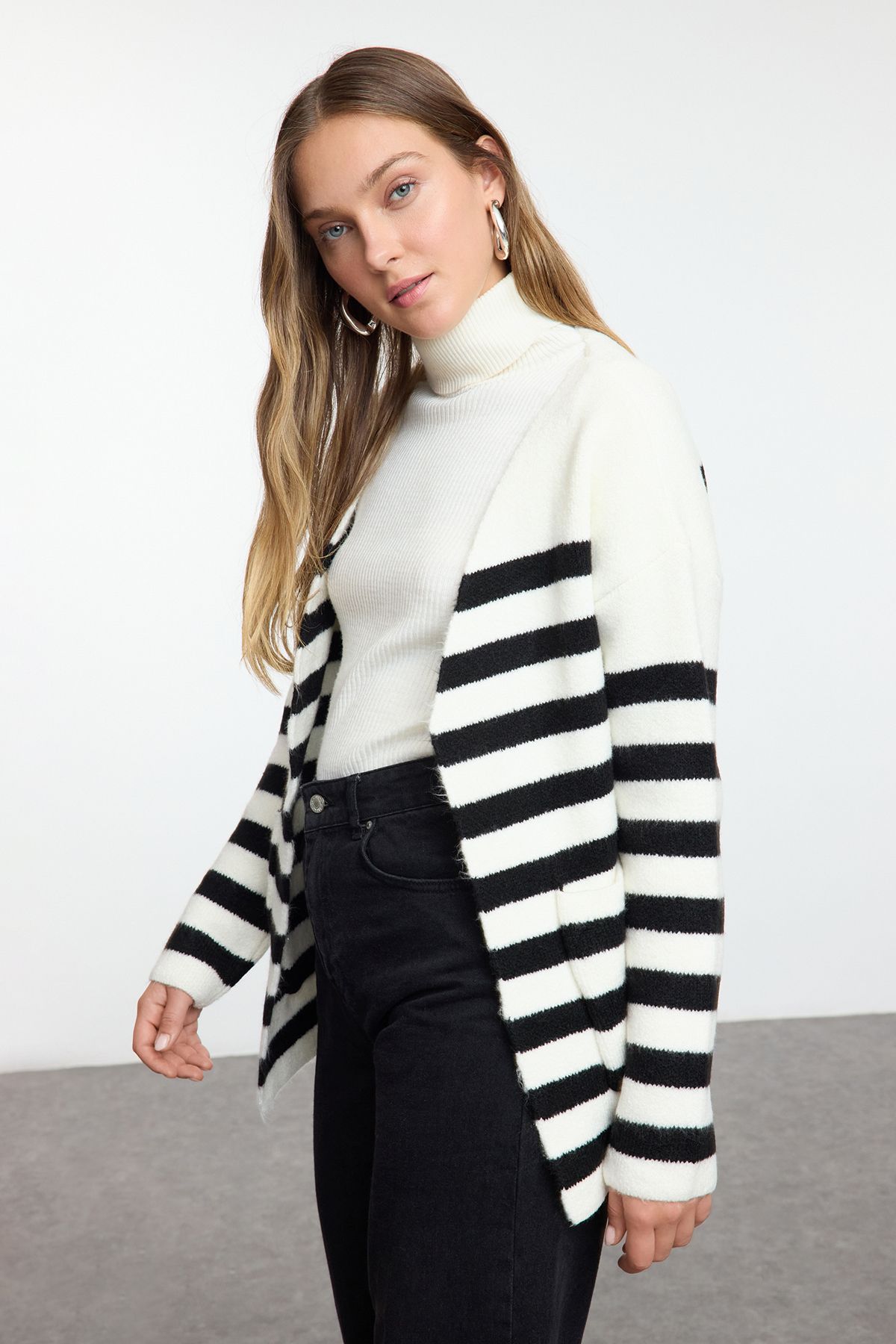 Trendyol Black Soft Texture Striped Wide Pattern Knitwear Cardigan