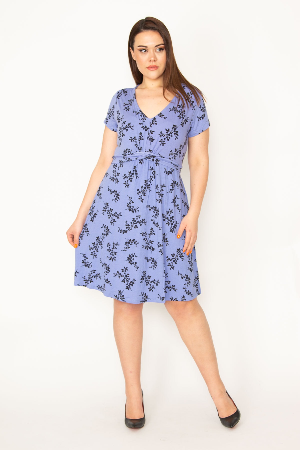 Levně Şans Women's Large Size Lilac Waist Detailed V-Neck Short Sleeve Dress