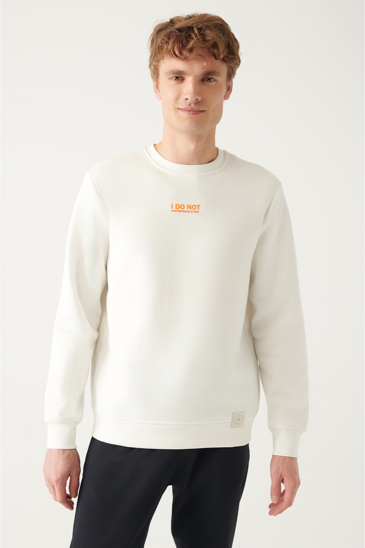 Levně Avva White Crew Neck Printed Standard Fit Regular Fit Unisex Sweatshirt
