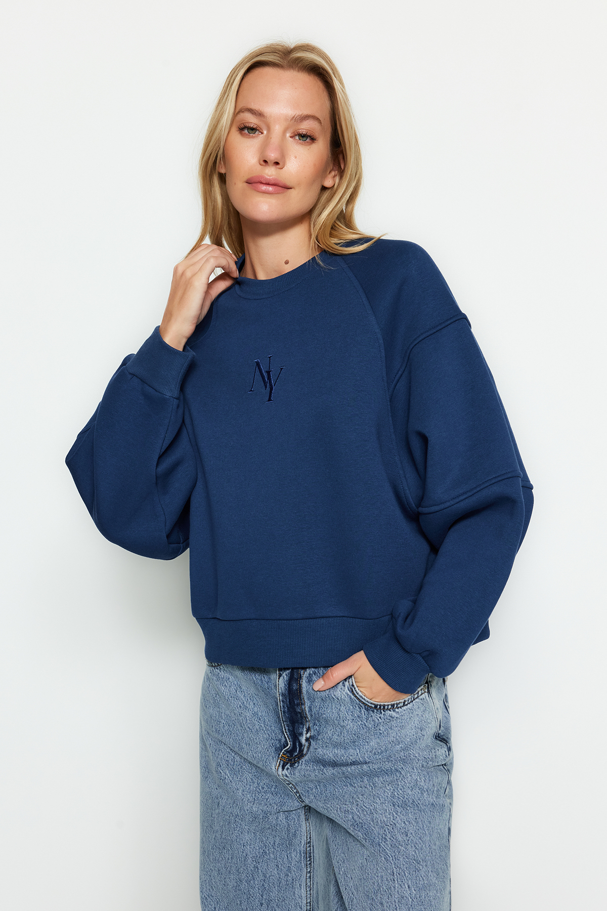 Levně Trendyol Indigo Crew Neck Regular Fit Embroidered Fleece Inside Knitted Sweatshirt