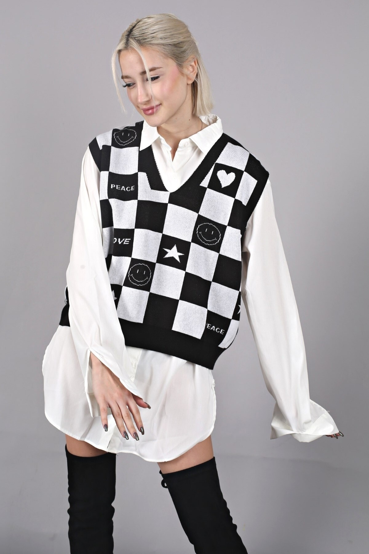 Levně Madmext Women's Black V-Neck Checkered Pattern Regular Fit Sweater