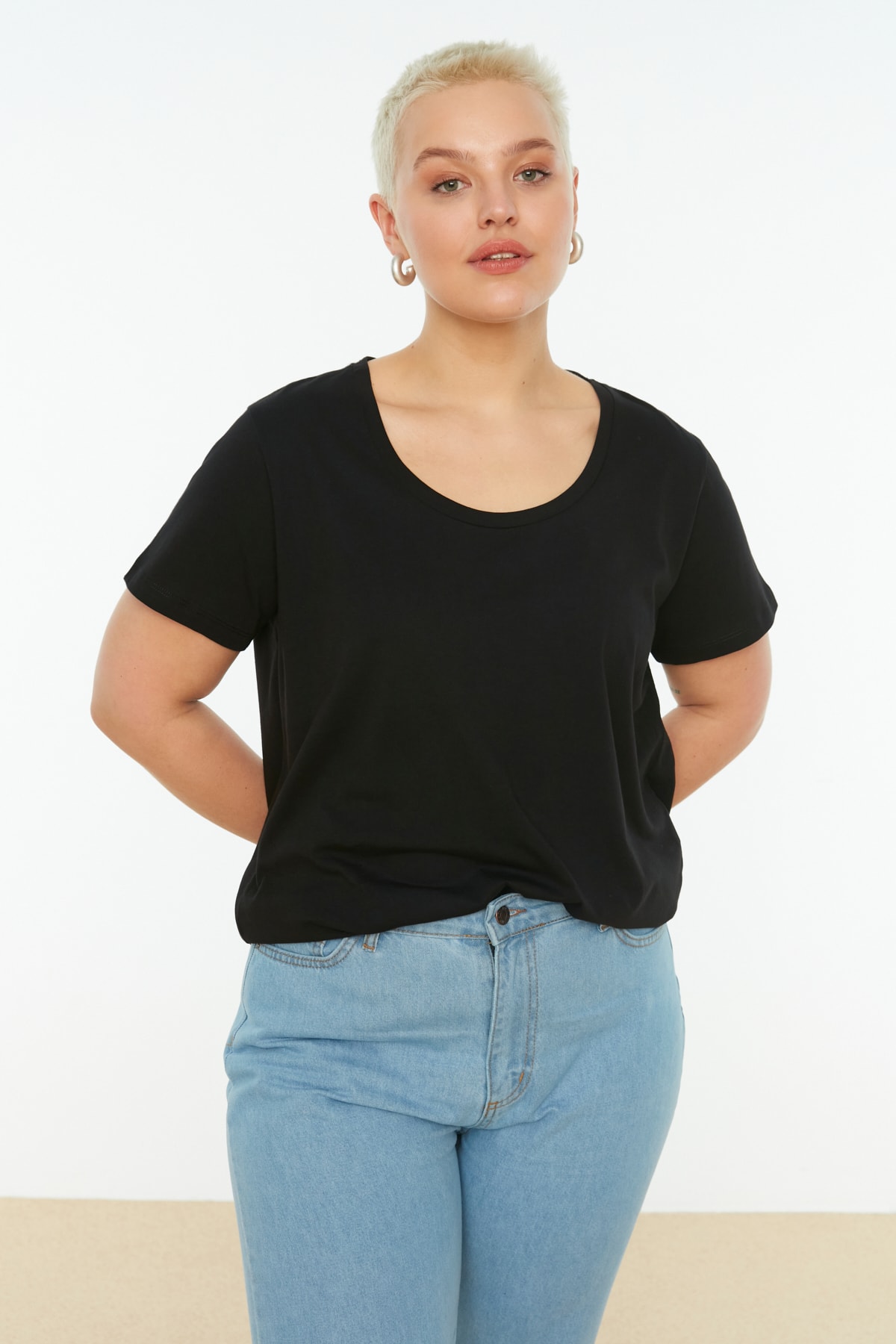 Trendyol Curve Plus Size T-Shirt - Black - Regular fit