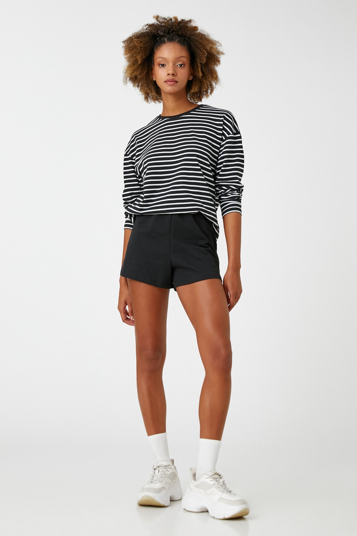 Levně Koton Basic Mini Shorts. Relaxed fit. The waist is wide and elastic.