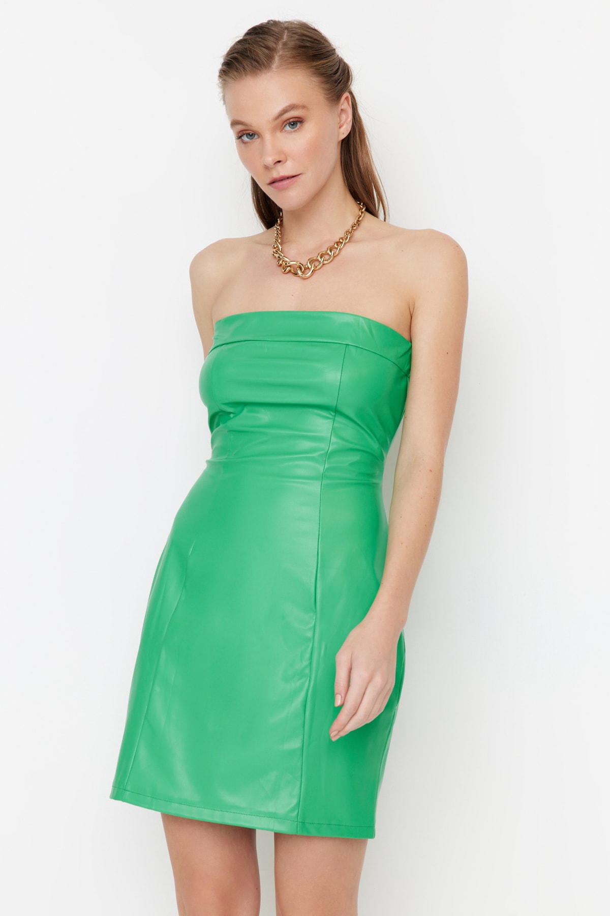 Levně Trendyol zelené večerní šaty z umělé kůže bez ramínek