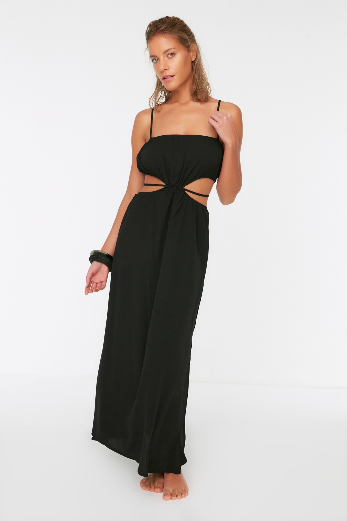 Levně Trendyol černé vykrojené detailní plážové šaty