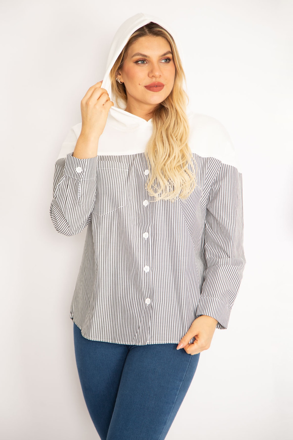 Levně Şans Women's Plus Size Gray Sporty Shirt Tunic with Buttons and Hood