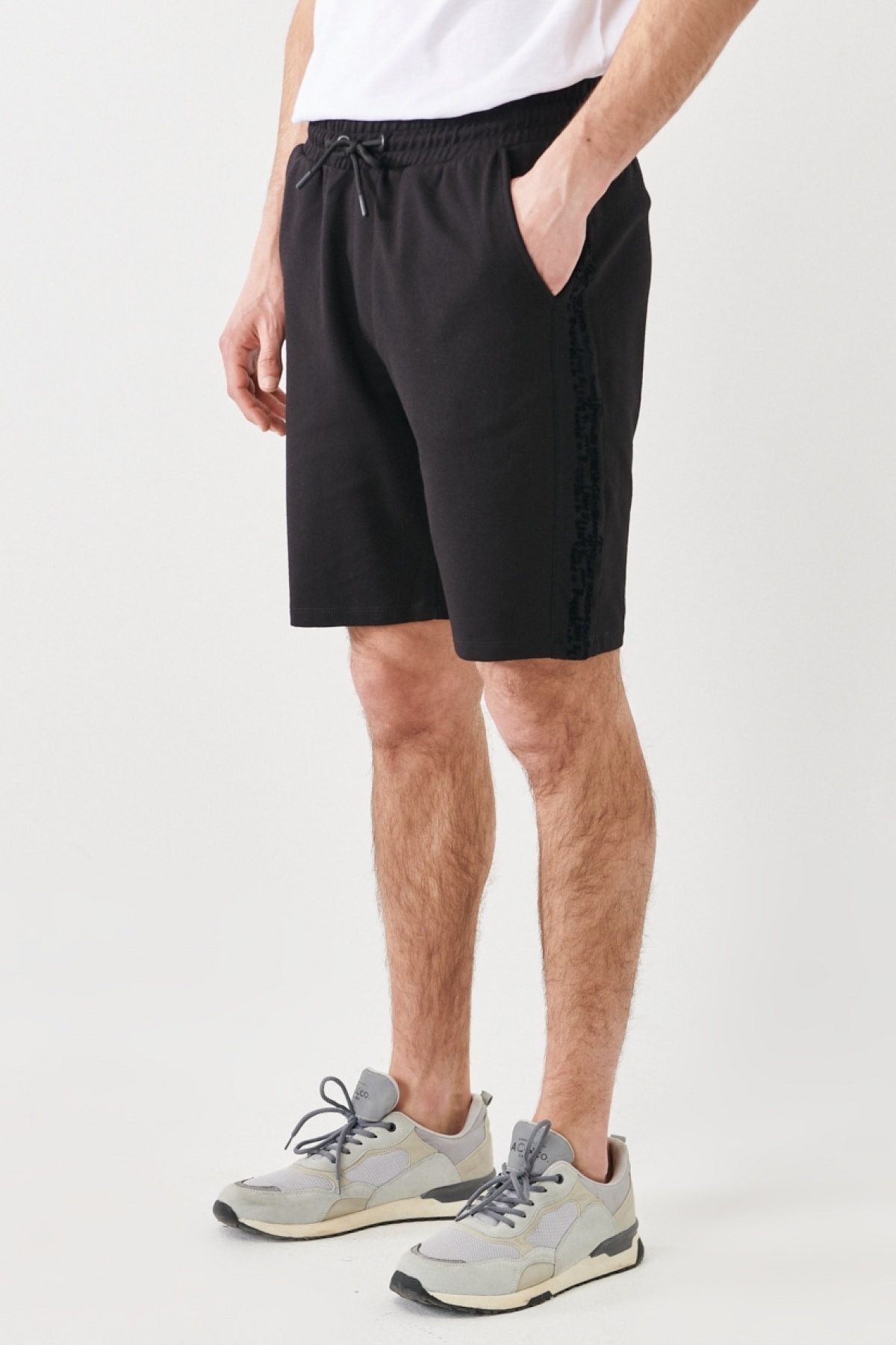 Levně ALTINYILDIZ CLASSICS Men's Black Standard Fit Normal Fit Casual Knitted Shorts