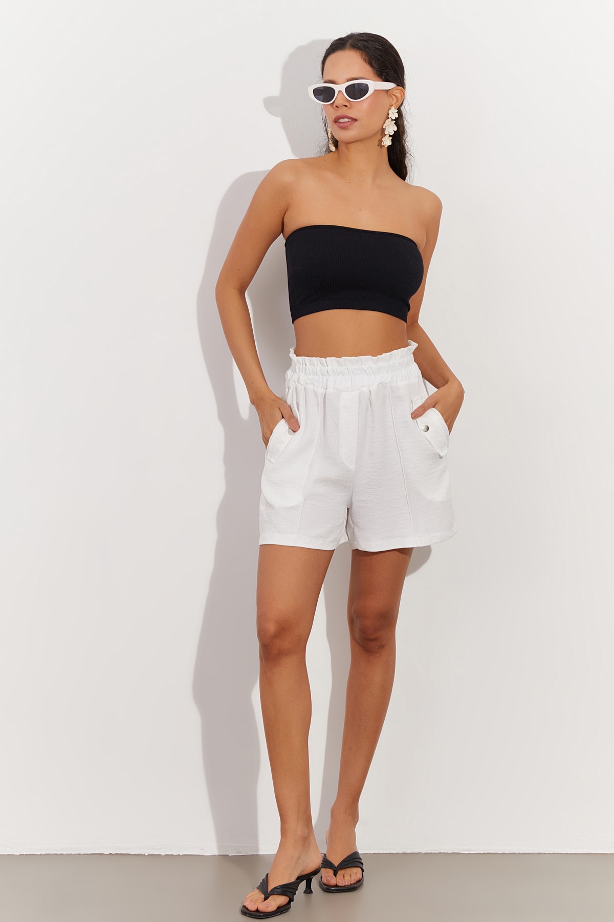 Levně Cool & Sexy Women's White Pocket Linen Shorts NH59