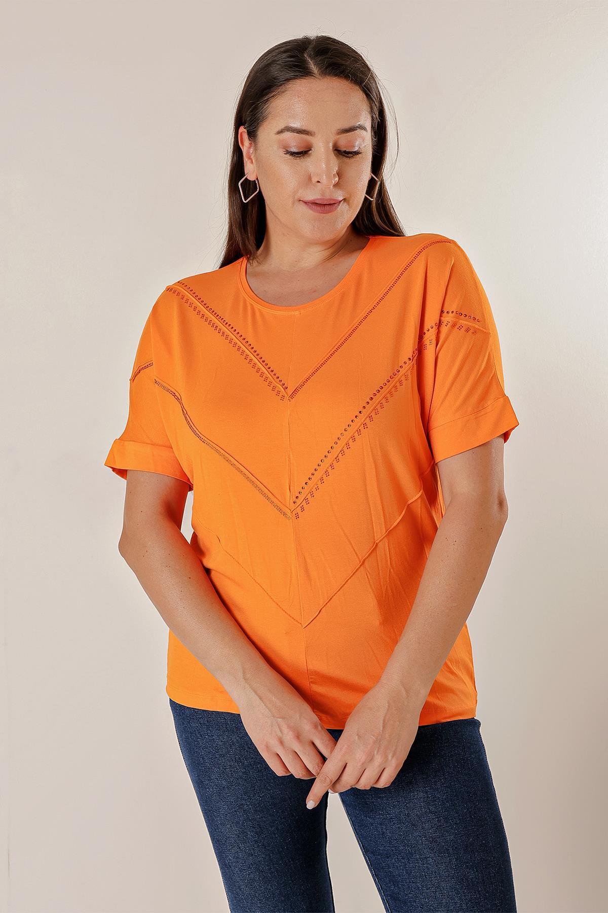 Levně By Saygı Plus Size Blouse with Bat Short Sleeves and Stone Print on the Front.