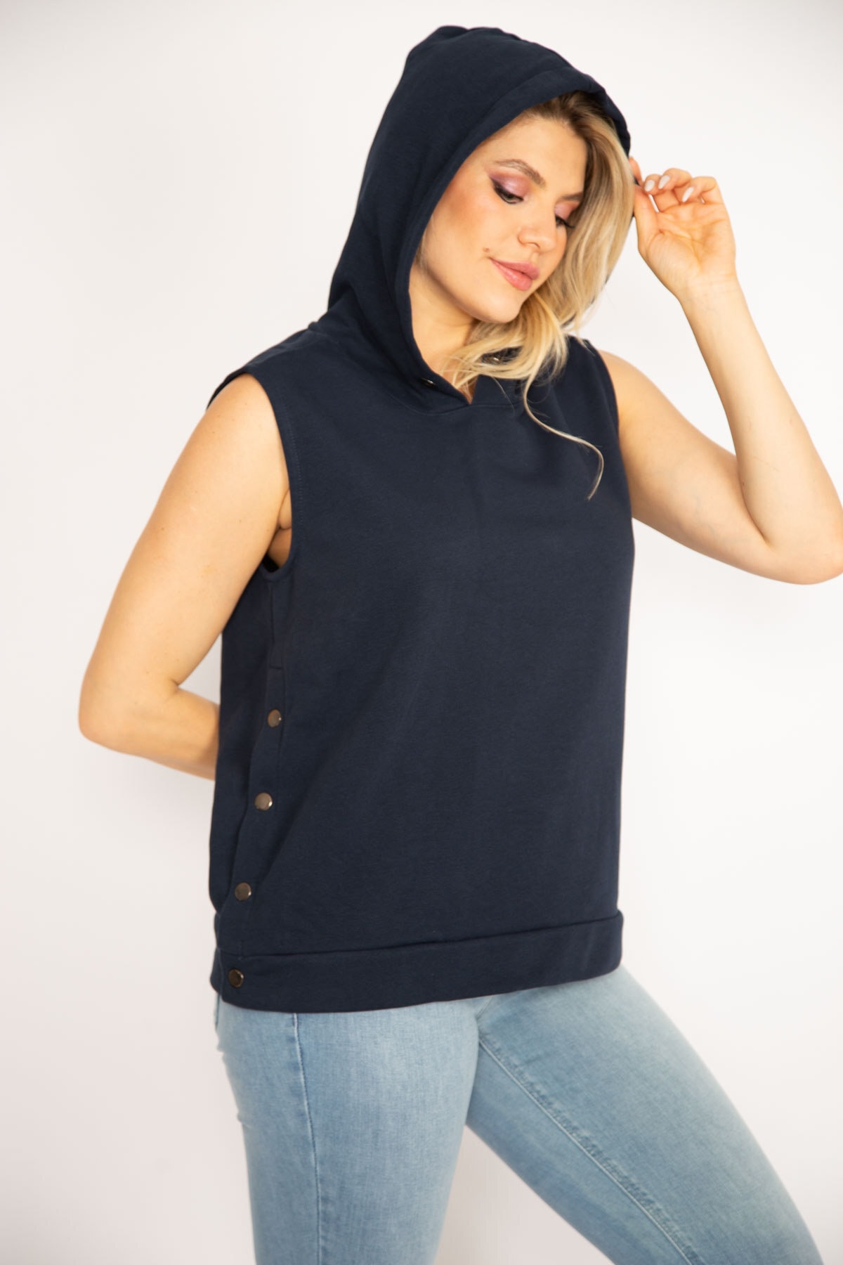 Levně Şans Women's Plus Size Navy Blue Sleeveless Sweatshirt with Slits on the Side.