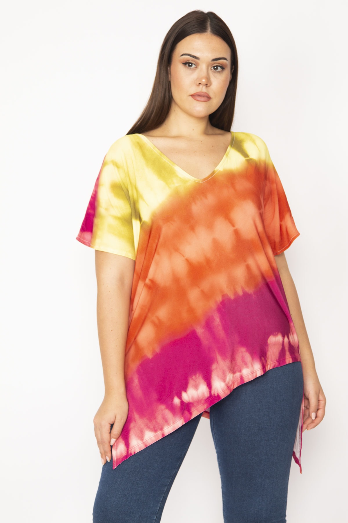 Levně Şans Women's Plus Size Colorful Hem Asymmetrical V-Neck Low-Sleeve Colorful Blouse