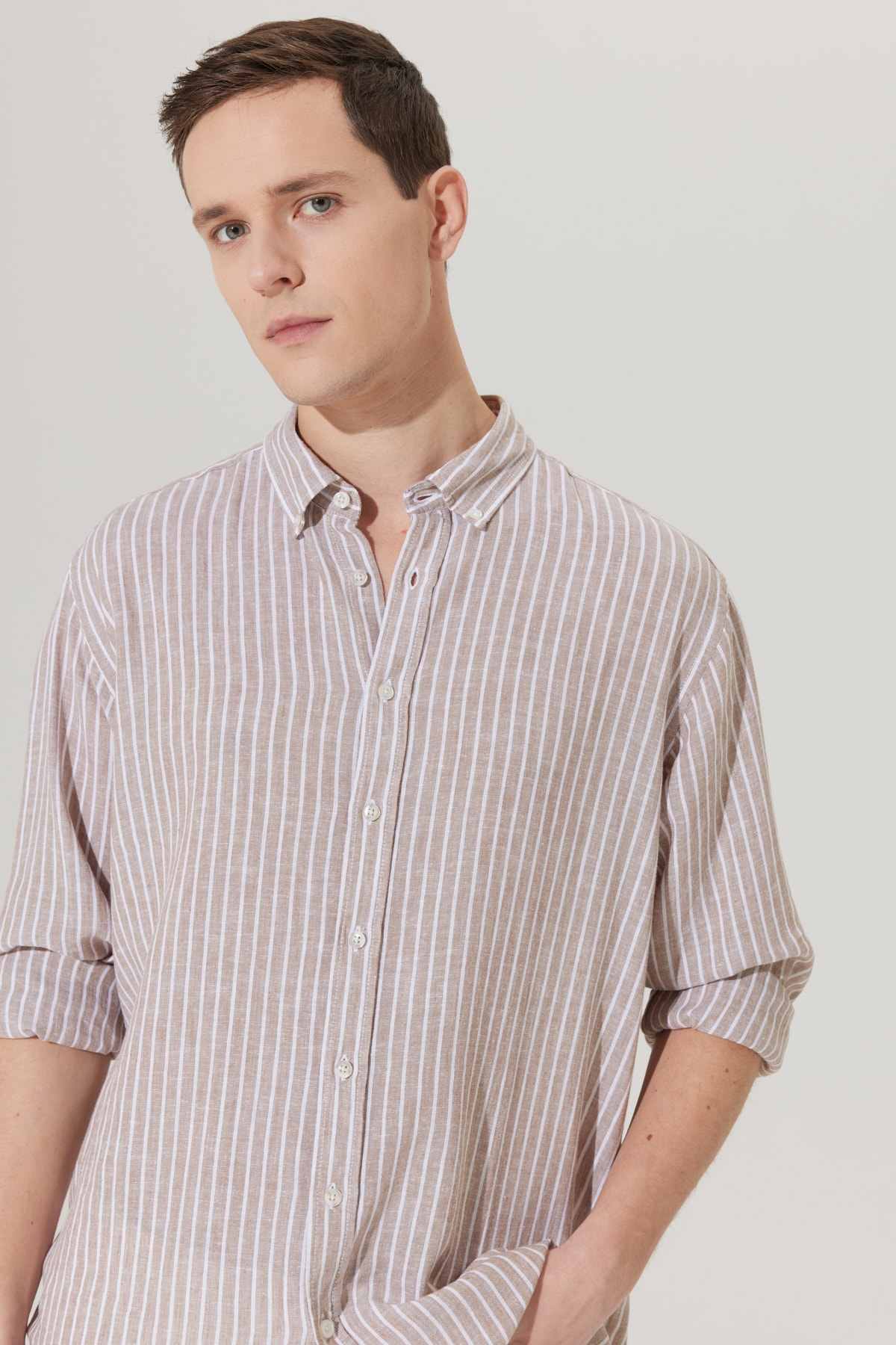 ALTINYILDIZ CLASSICS Men's White-beige Comfort Fit Comfortable Cut Buttoned Collar Striped Linen Shirt.