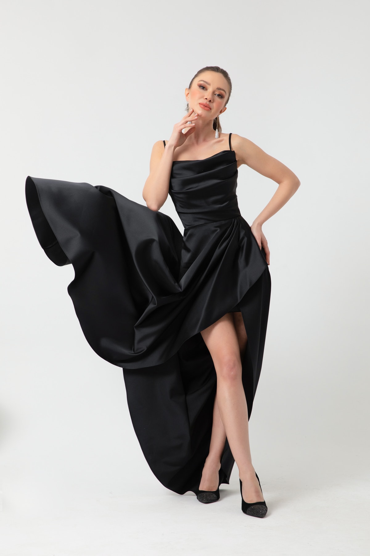 Levně Lafaba Dámské černé volánkové rozparkové saténové večerní šaty a promoční šaty