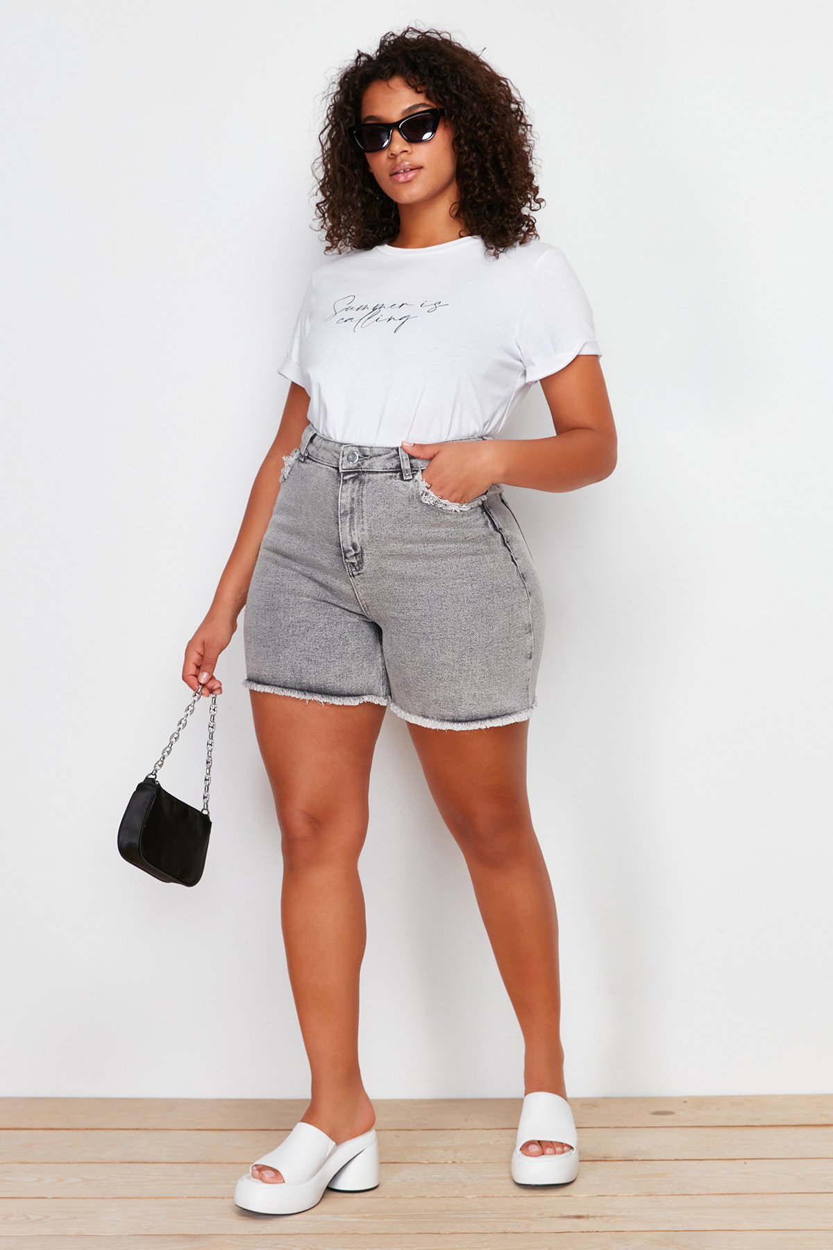 Trendyol Curve Gray Pocket and Tassel Detailed Mini Denim Shorts