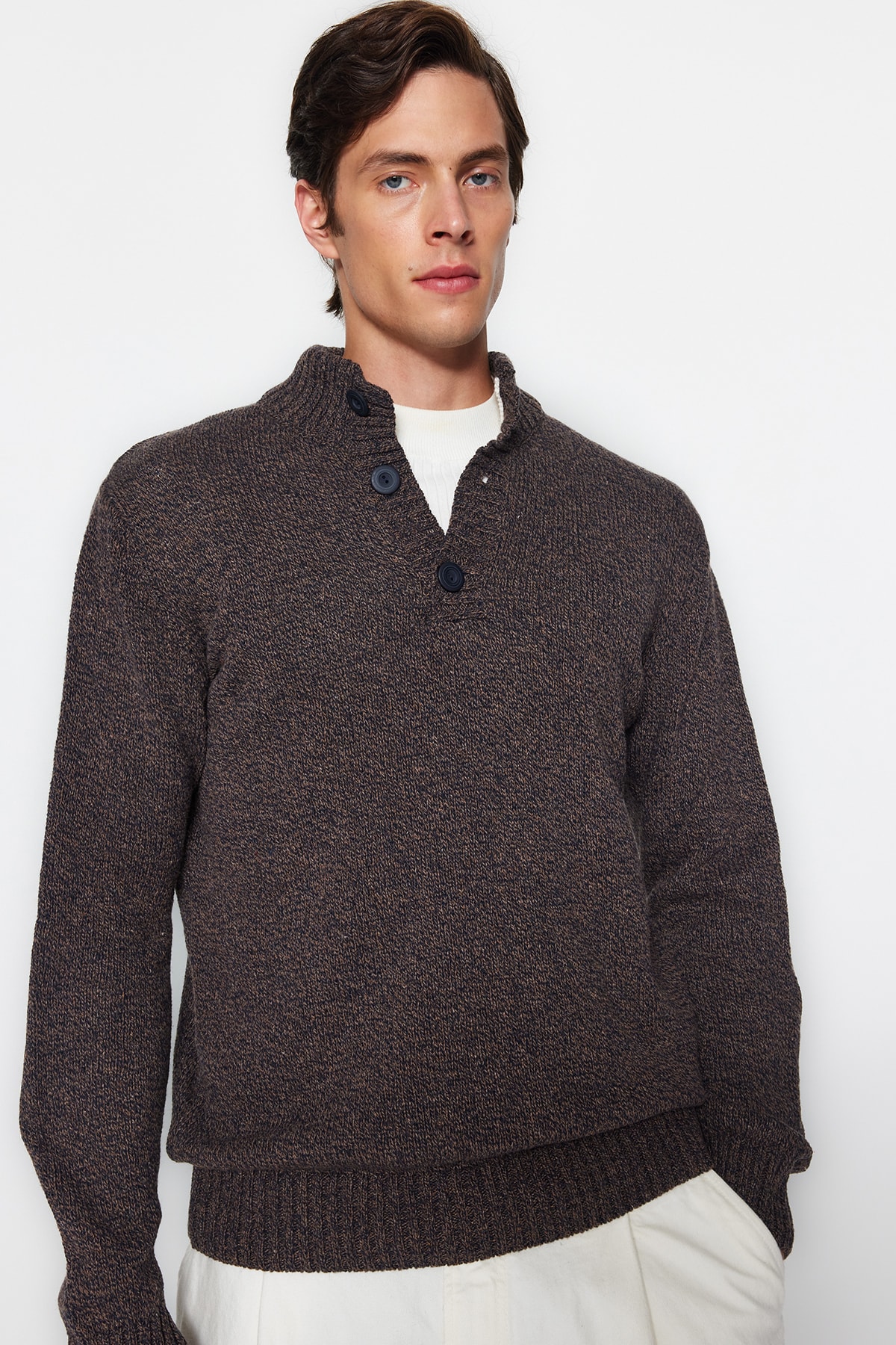 Levně Trendyol Brown Men's Slim Fit Half Fishing Button Knitwear Sweater