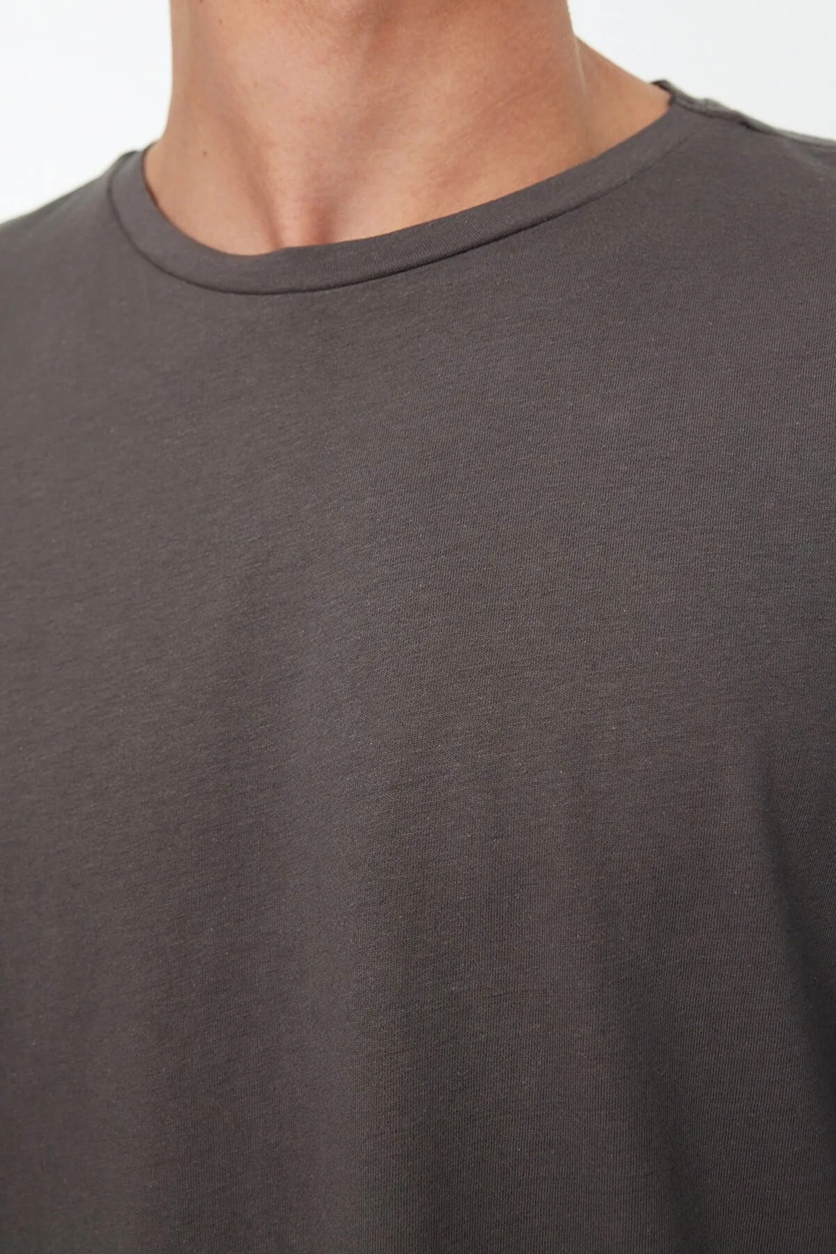 Trendyol Anthracite Pánske basic tričko s krátkym rukávom zo 100% bavlny Crew Neck oversize