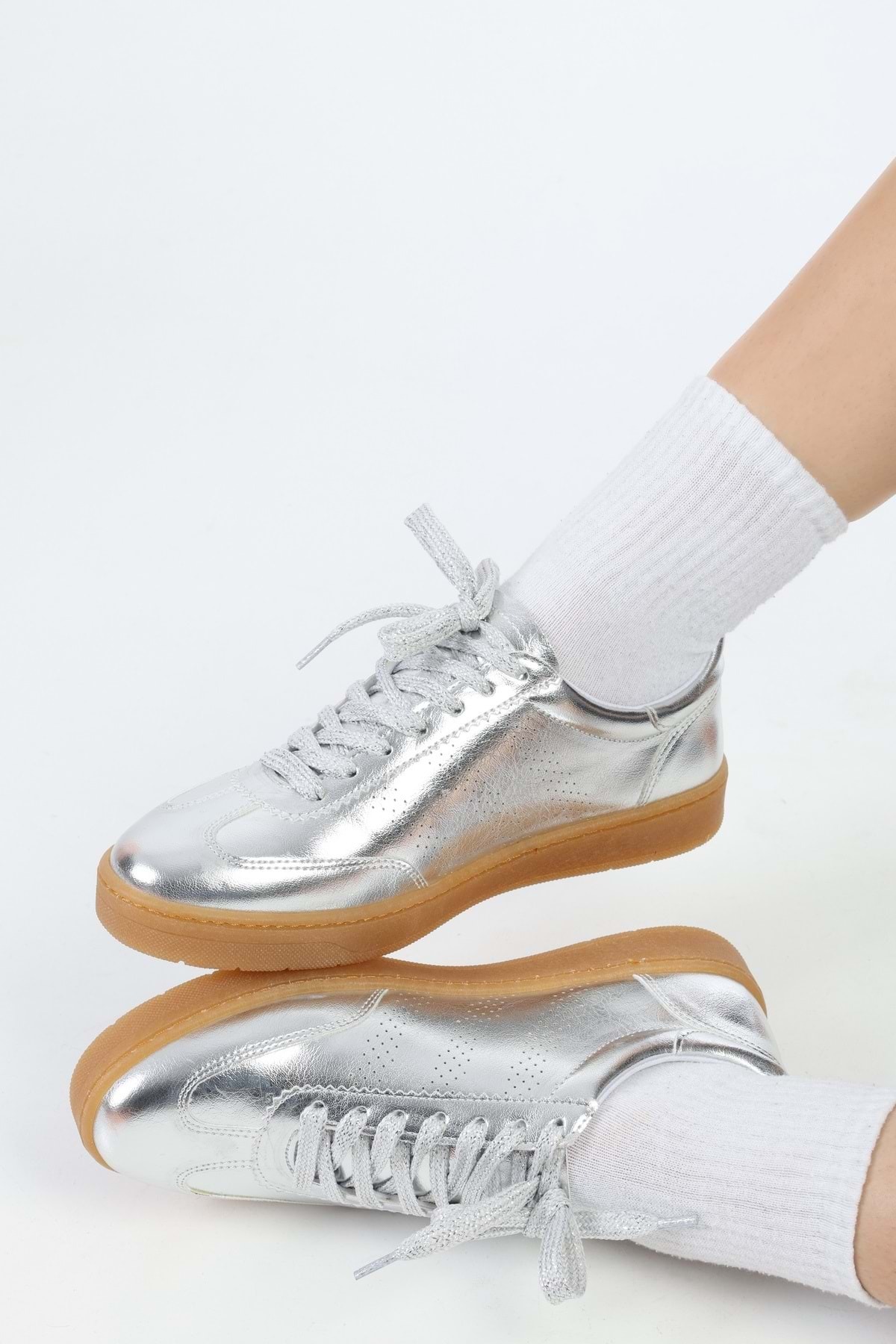 Levně Shoeberry Women's Campues Silver Metallic Flat Sneakers