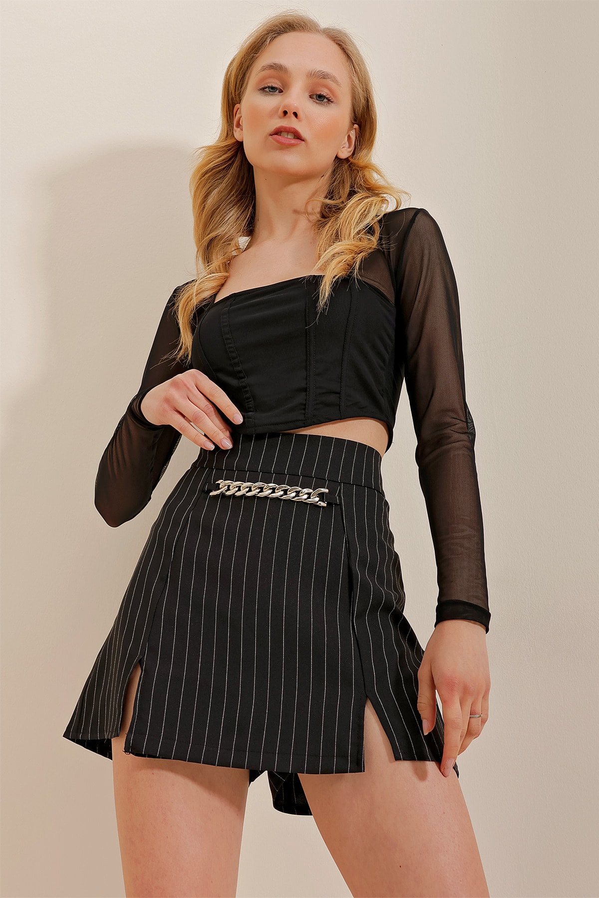 Trend Alaçatı Stili Women's Black Chain Detailed Striped Mini Shorts Skirt