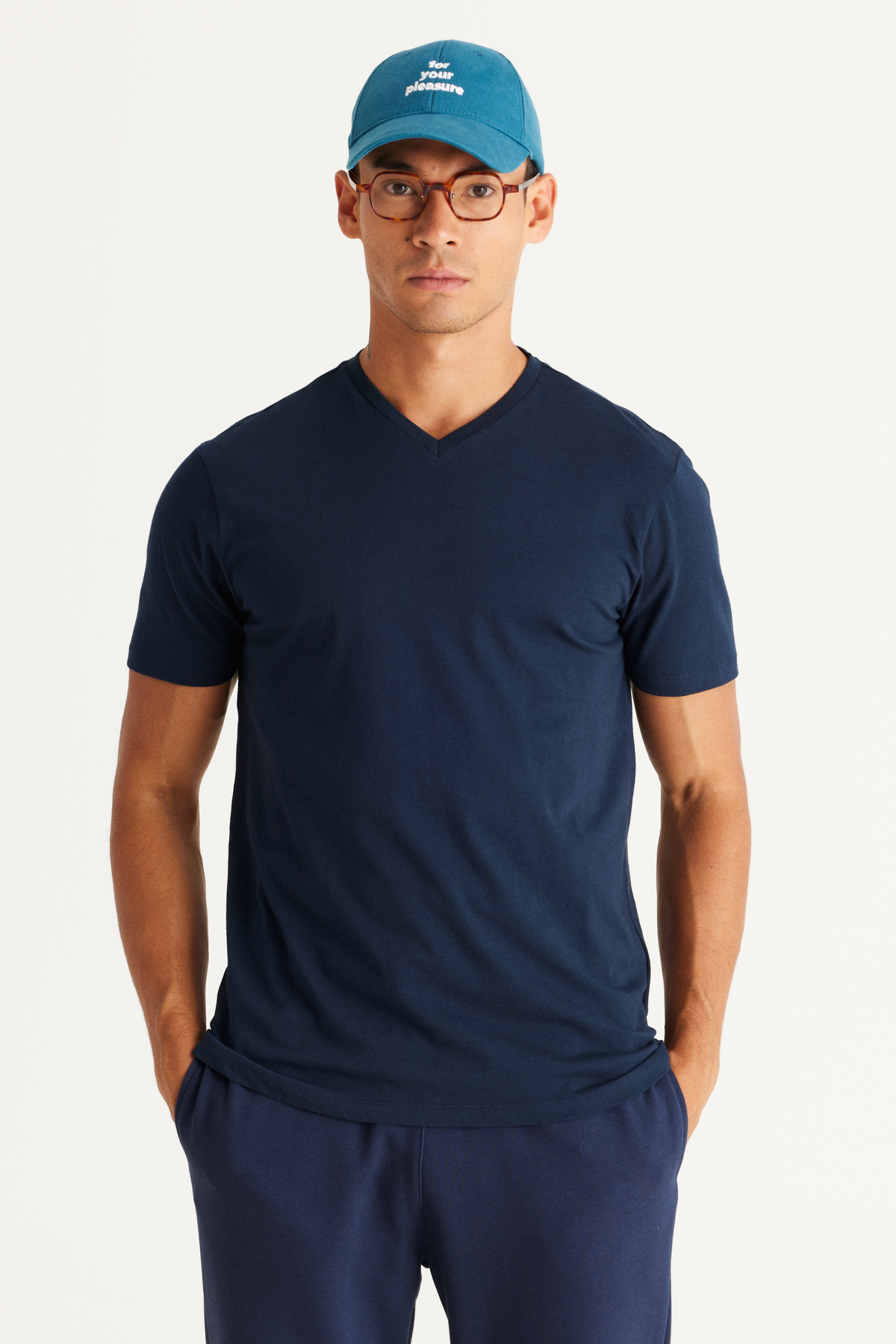Levně AC&Co / Altınyıldız Classics Pánské tmavě modré slim fit slim fit tričko s krátkým rukávem ze 100% bavlny s výstřihem do V.