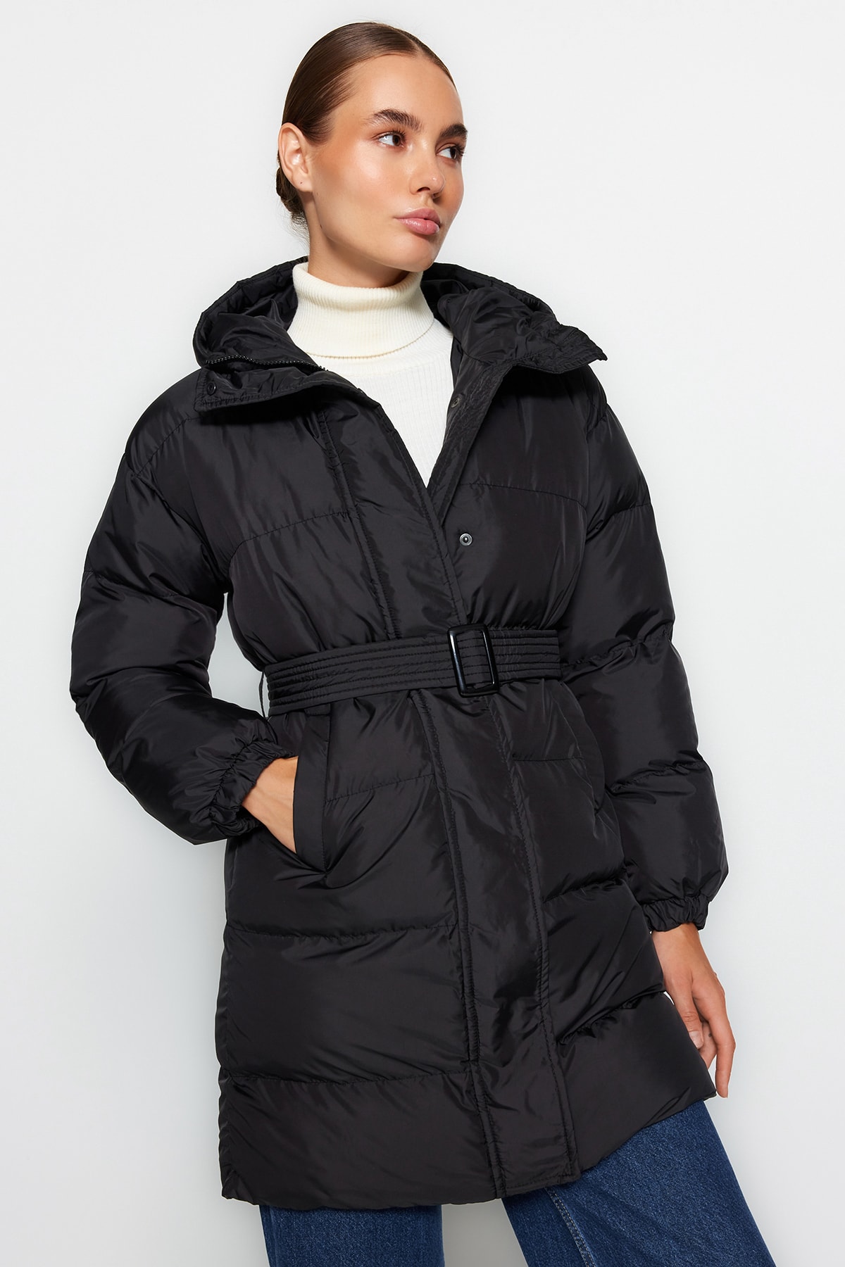 Levně Trendyol Black Oversized dlouhý nafukovací kabát, vodoodpudivý s kapucí s přepásanou kapucí