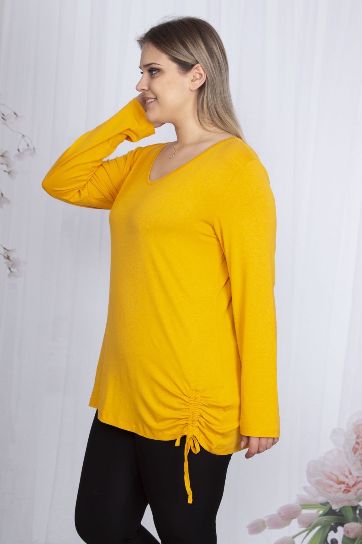 Levně Şans Women's Plus Size Yellow V-Neck Blouse with Pleats