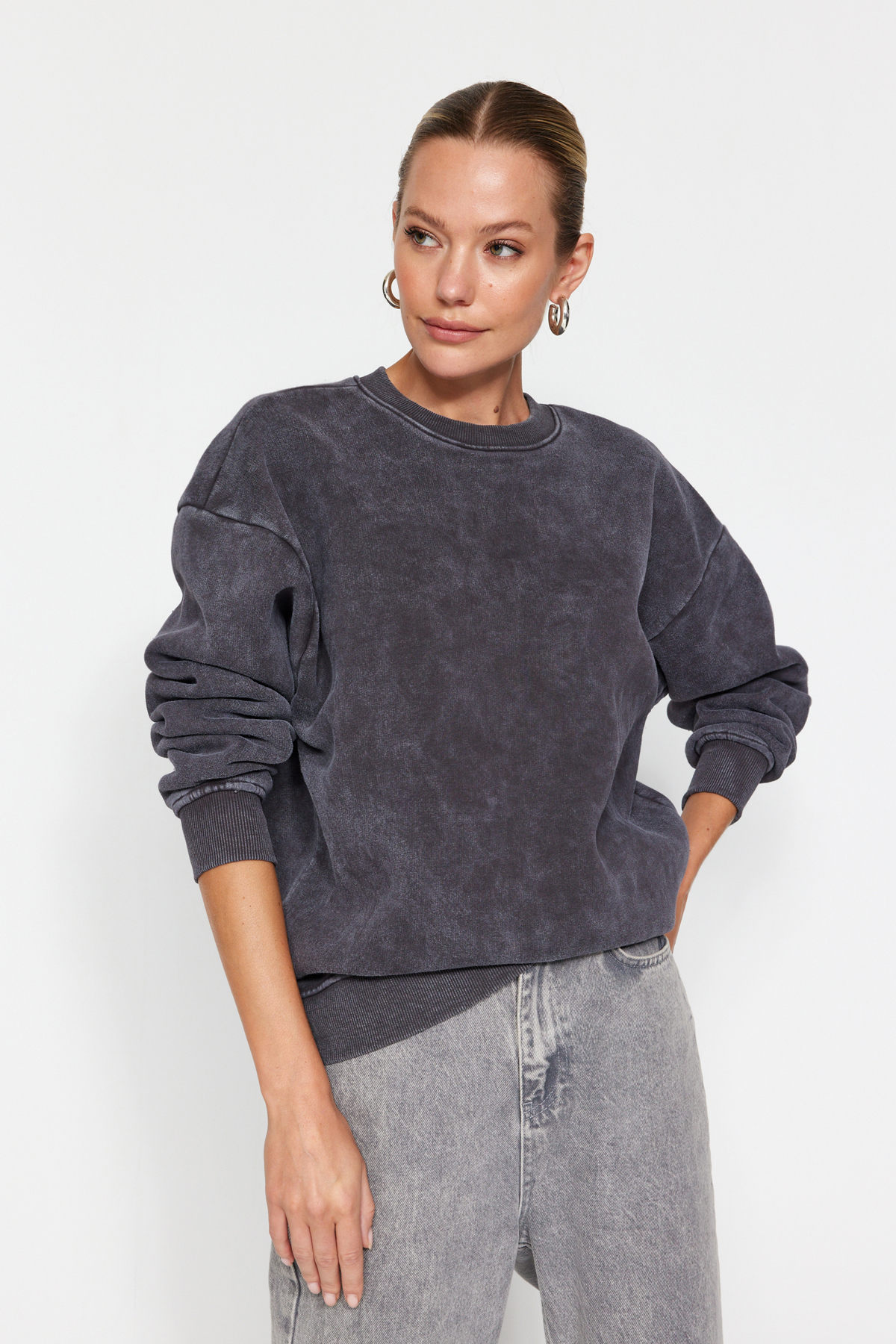 Levně Trendyol Anthracite Anthracite/Faded Effect Thick Fleece Inside Oversize/Wide-Collar Knitted Sweatshirt