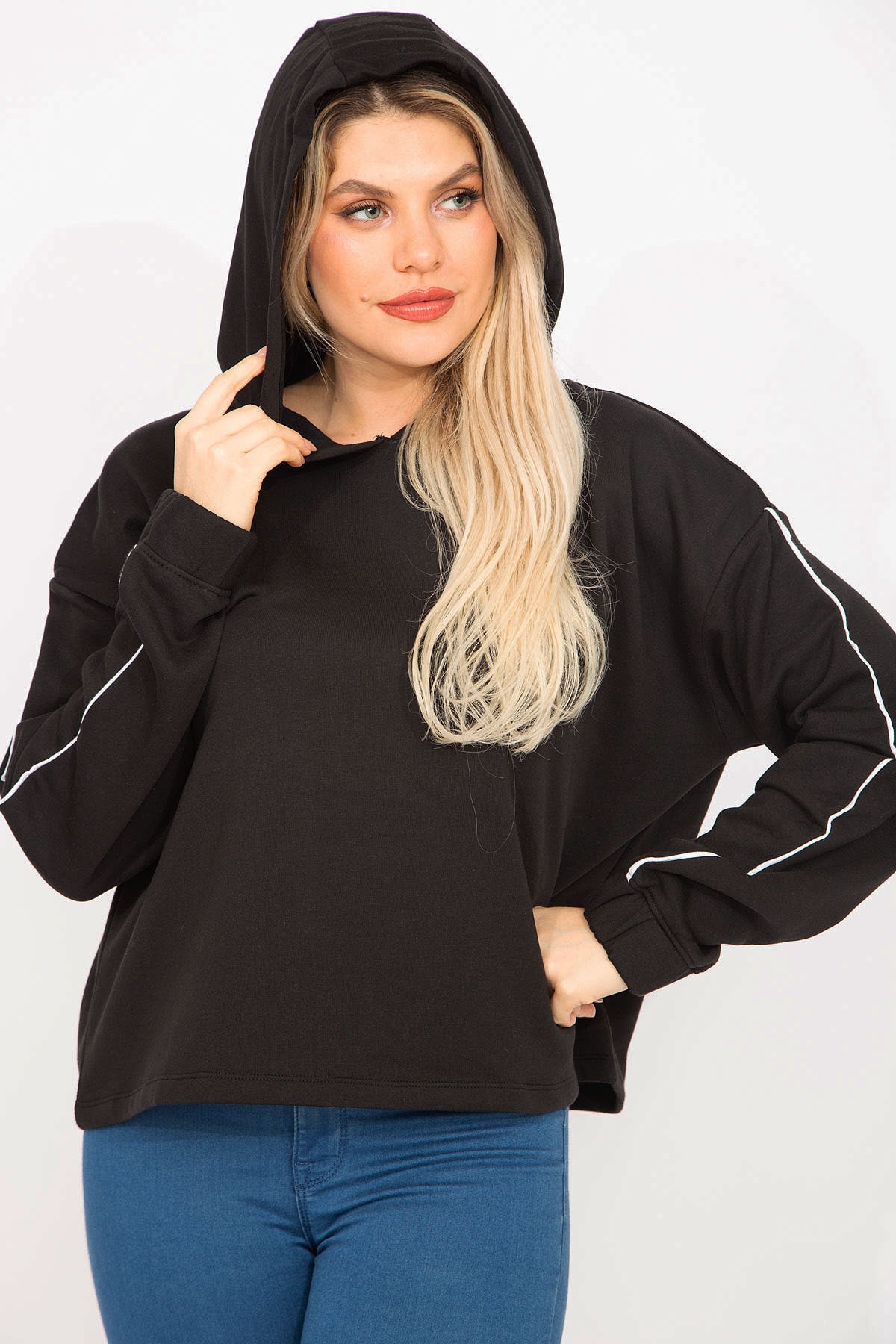Şans Women's Plus Size Black Hooded Sweatshirt with Piping Detailed Sleeves Na razprodaji-Şans 1