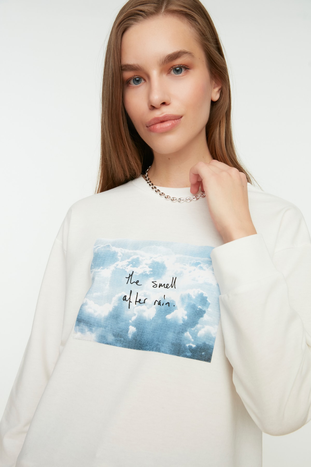 Levně Trendyol Ecru Crew Neck Printed Slit Detailed Knitted Sweatshirt