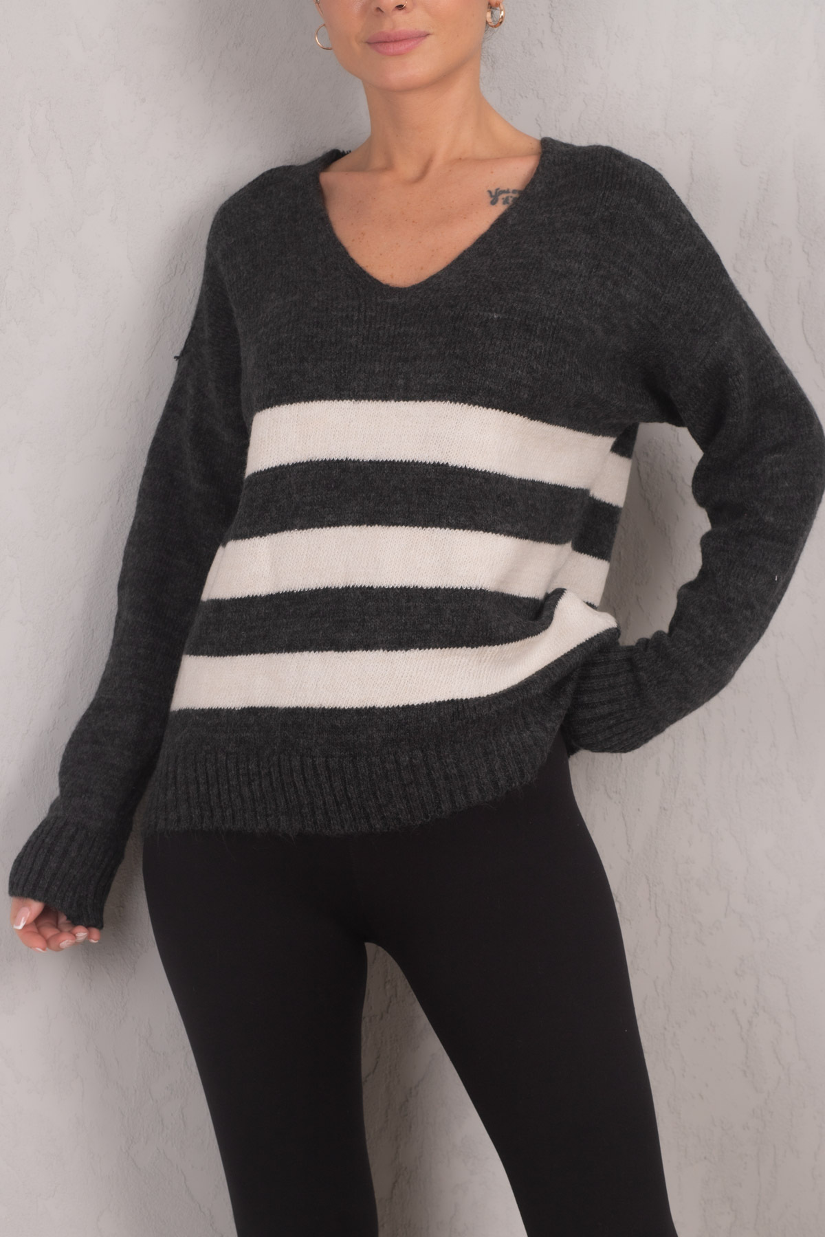 Levně armonika Women's Black and White Lily V-Neck Striped Knitwear Sweater