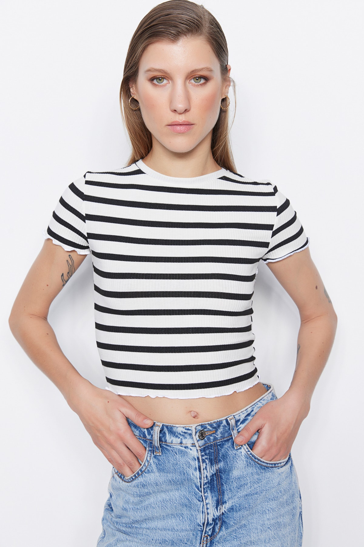 Levně Trendyol White Stripe Baby Overlock Detail Fitted/Situated Crop Corduroy Knitted Blouse