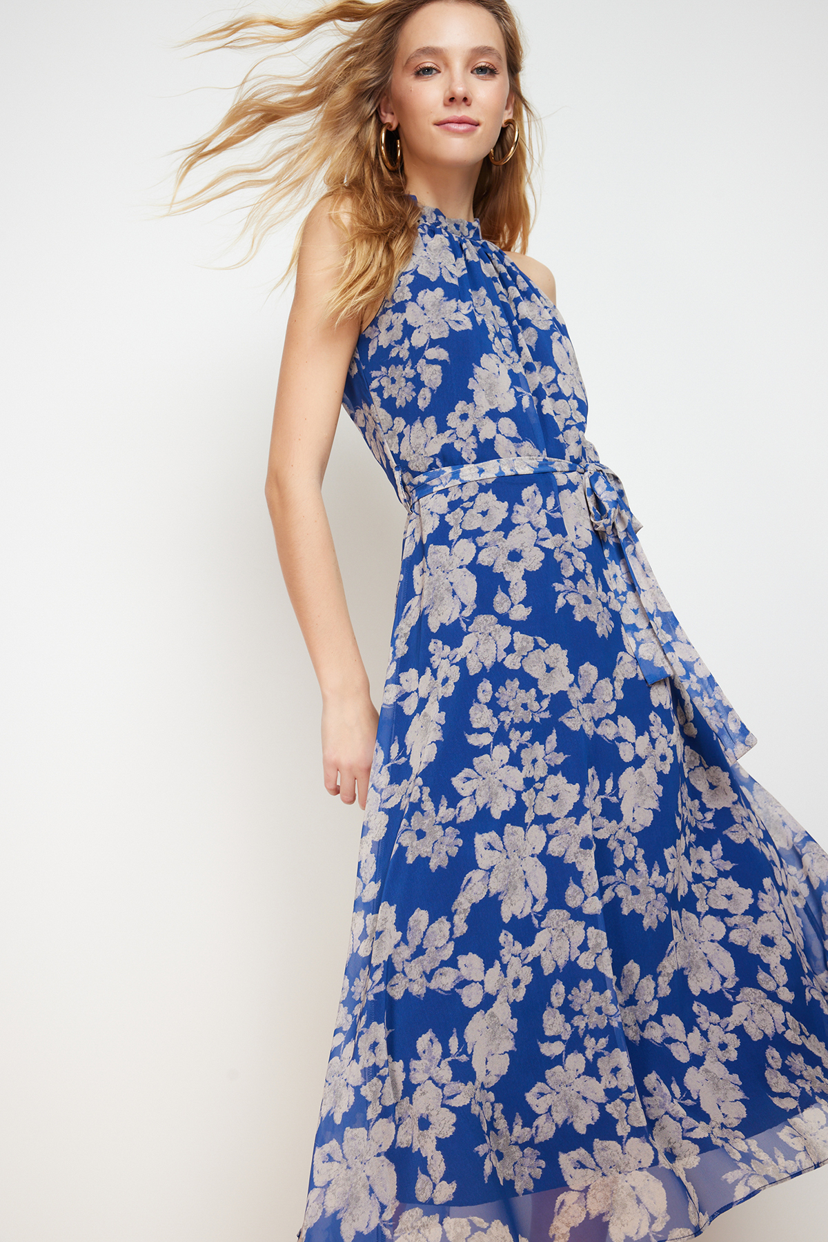 Levně Trendyol Navy Blue Belted A-Line Midi Lined Halter Neck Sleeveless Floral Print Woven Dress