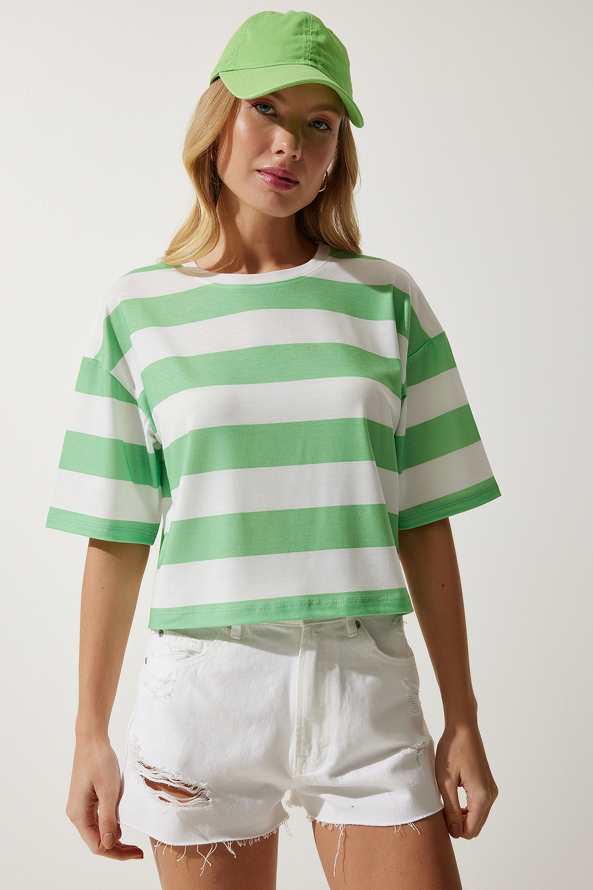 Levně Happiness İstanbul Women's White Green Crew Neck Striped Crop Knitted T-Shirt